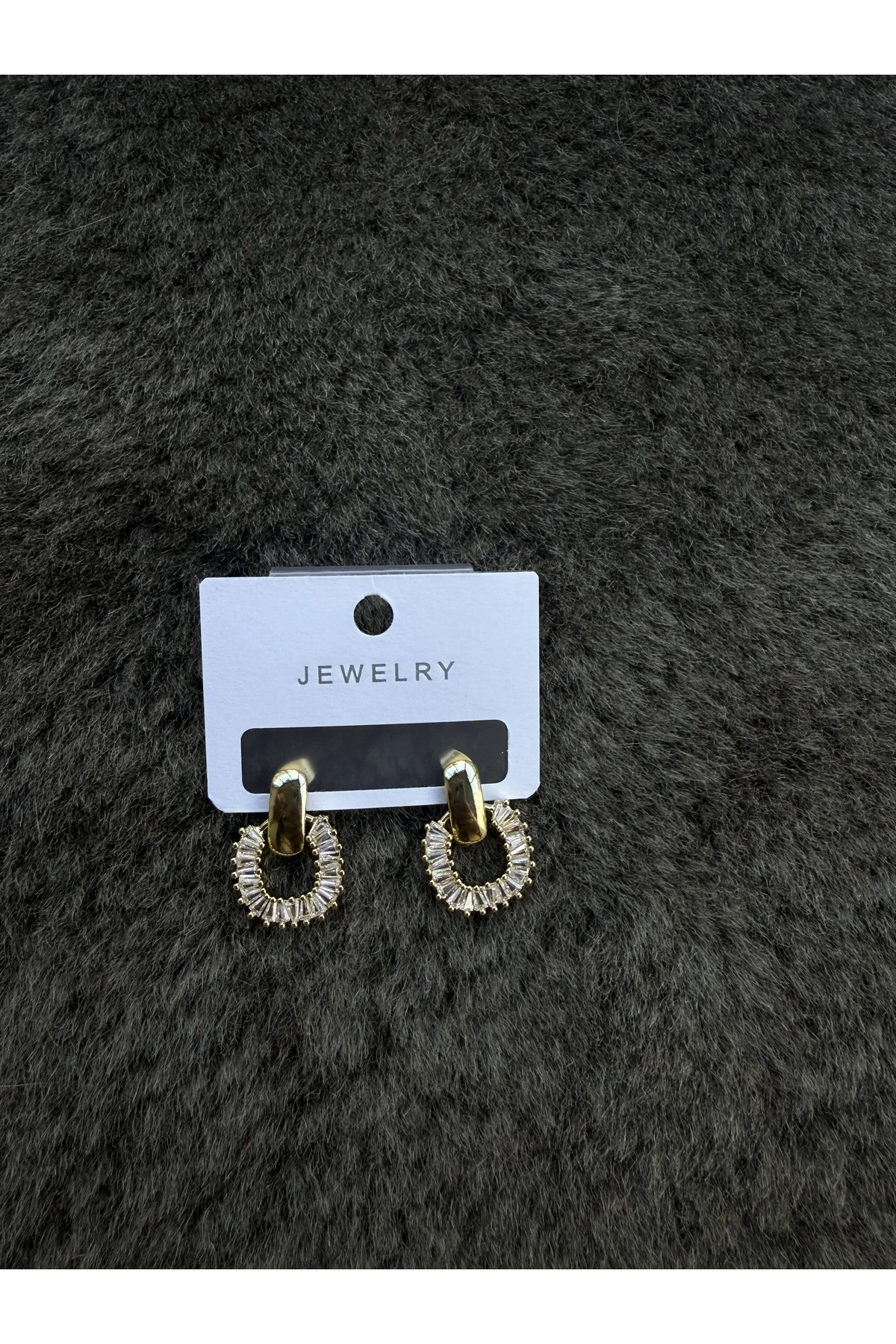 Taş Detaylı Altın Halka Küpe – Işıltılı ve Zarif Tasarım