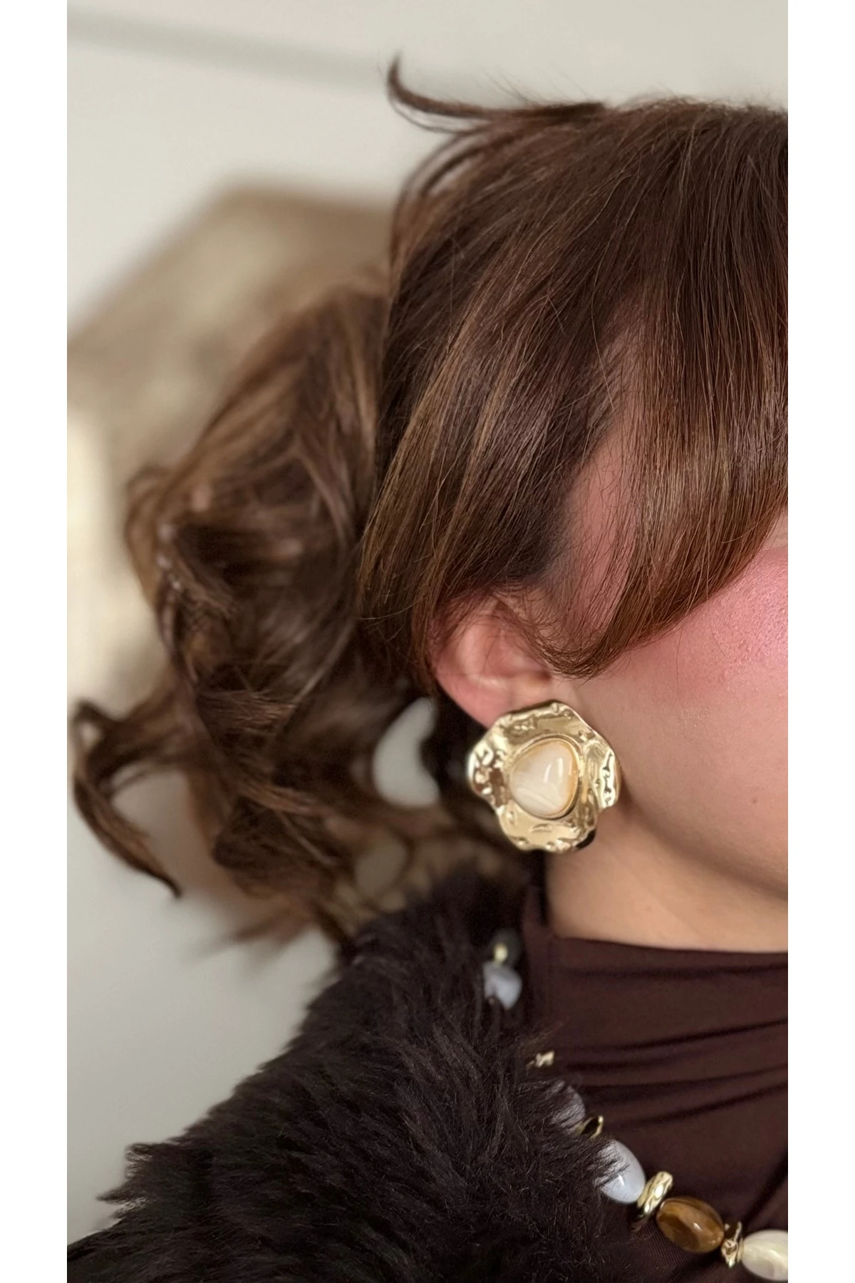 Gold Dokulu Krem Taş Görünümlü Küpe