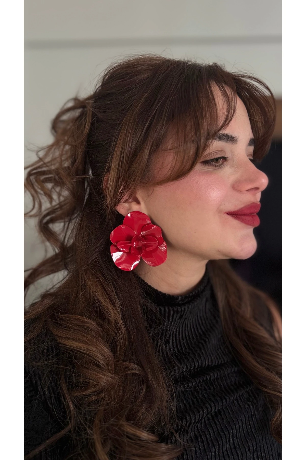 Göz Alıcı Kırmızı Kamelya Çiçeği Küpeler - Statement Parçanız!