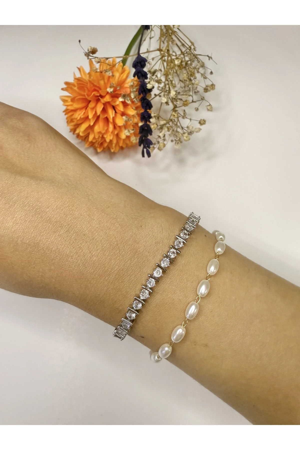 Gümüş Renk Tam Tur Taşlı Bileklik – Işıltılı ve Zarif Tasarım