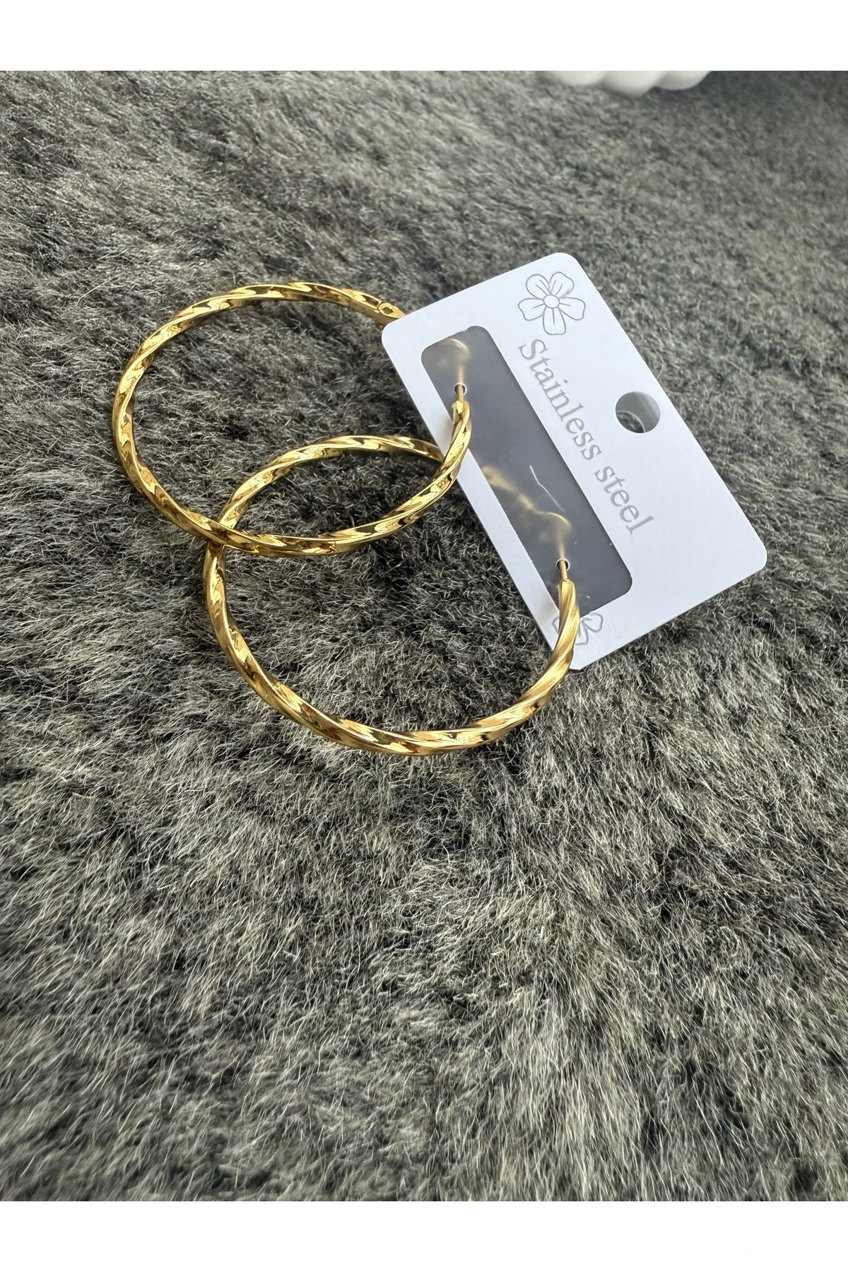 Büyük Altın Çelik Halka Küpe – Parlak, Şık ve Kararma Yapmaz