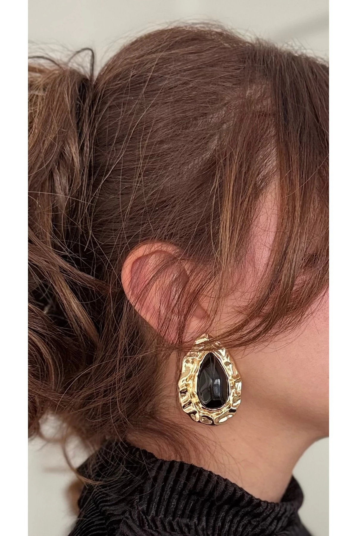 Siyah Damla Taşlı, Buruşuk Gold Çerçeveli Küpe