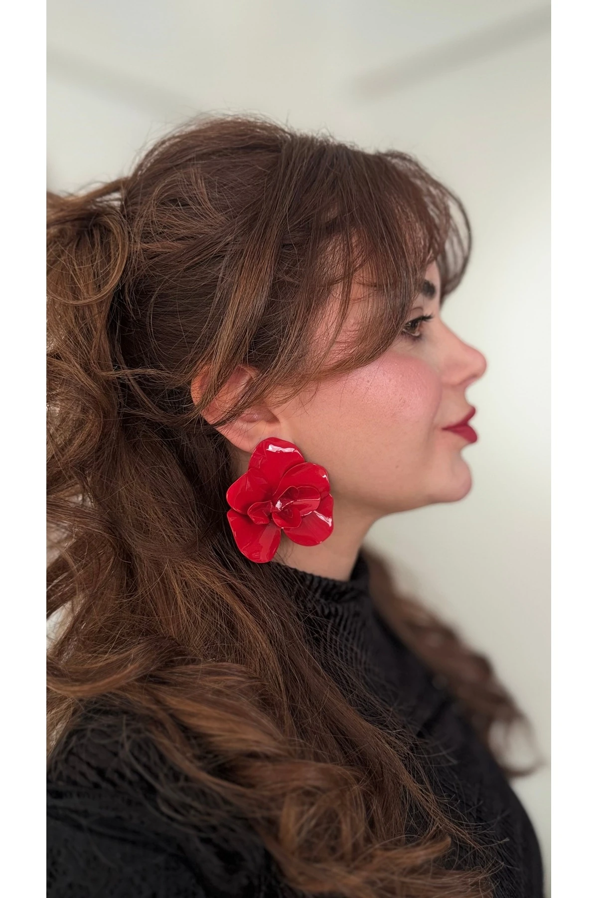 Göz Alıcı Kırmızı Kamelya Çiçeği Küpeler - Statement Parçanız!