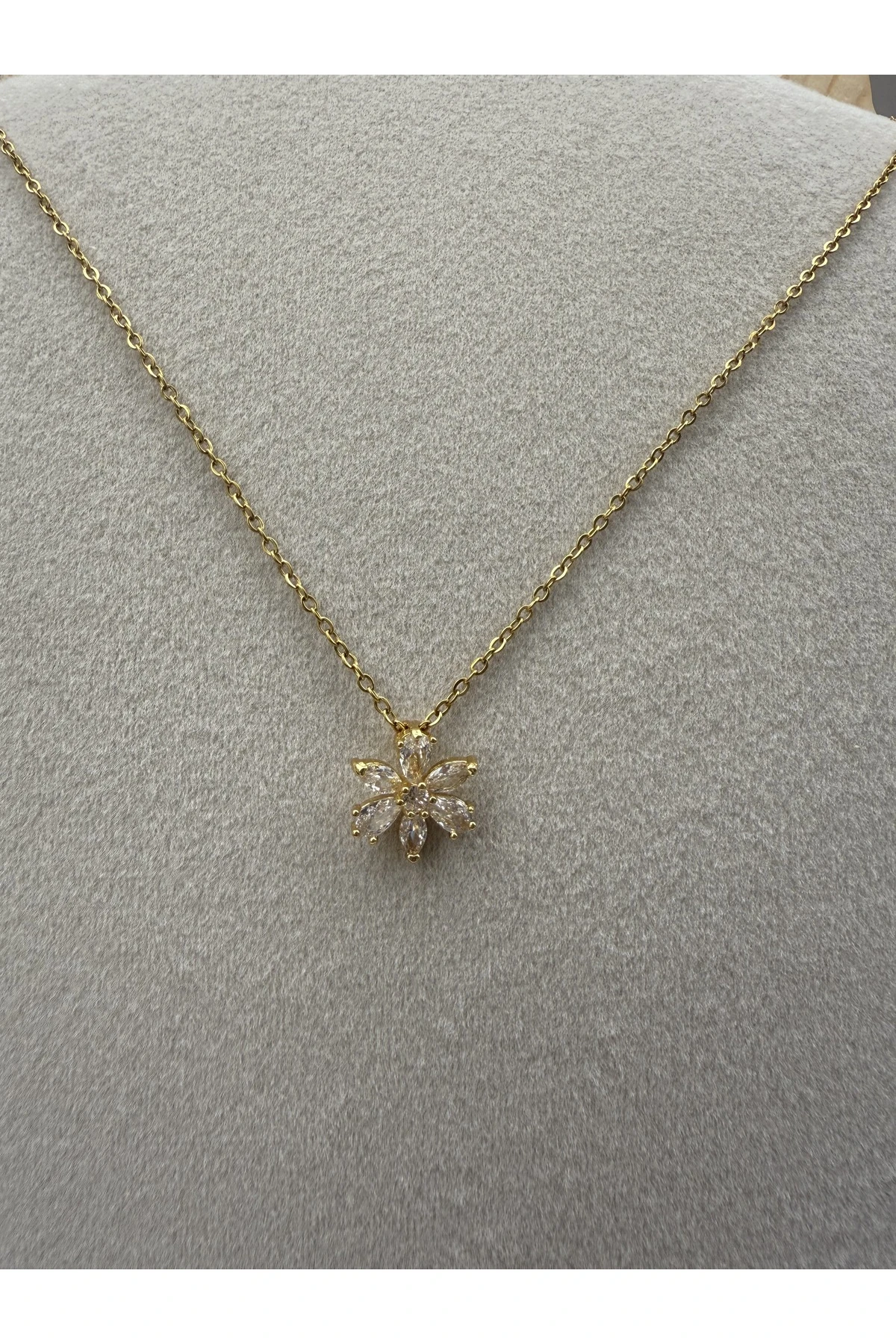 Altın veya GümüşKaplama Çiçek Model Taşlı Kolye – Zarif ve Işıltılı Tasarım – Kararma Yapmaz