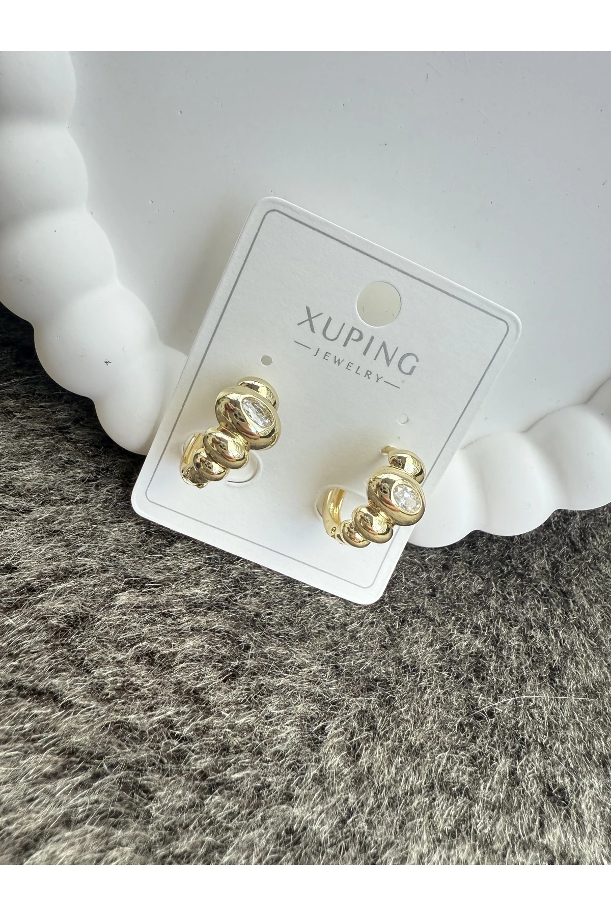 Taş Detaylı Altın Mini Halka Küpe – Işıltılı ve Şık Tasarım