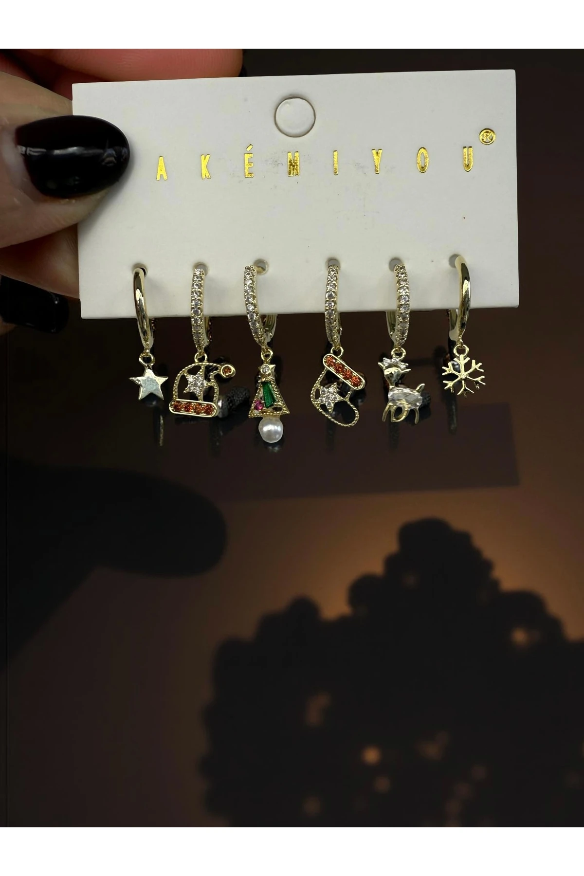 Yılbaşı Konsept Tekli Küpe Seti – Gold Renk, Taş Detaylı, 6 Farklı Model