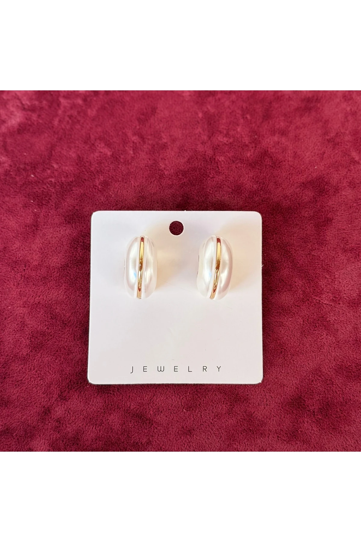 Beyaz İnci Görünümlü Altın Çizgili Küpe – Zarif ve Modern Tasarım