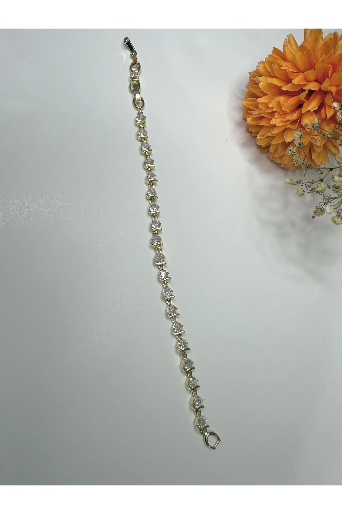 Tam Tur Taş Detaylı Altın Bileklik – Işıltılı ve Zarif Tasarım