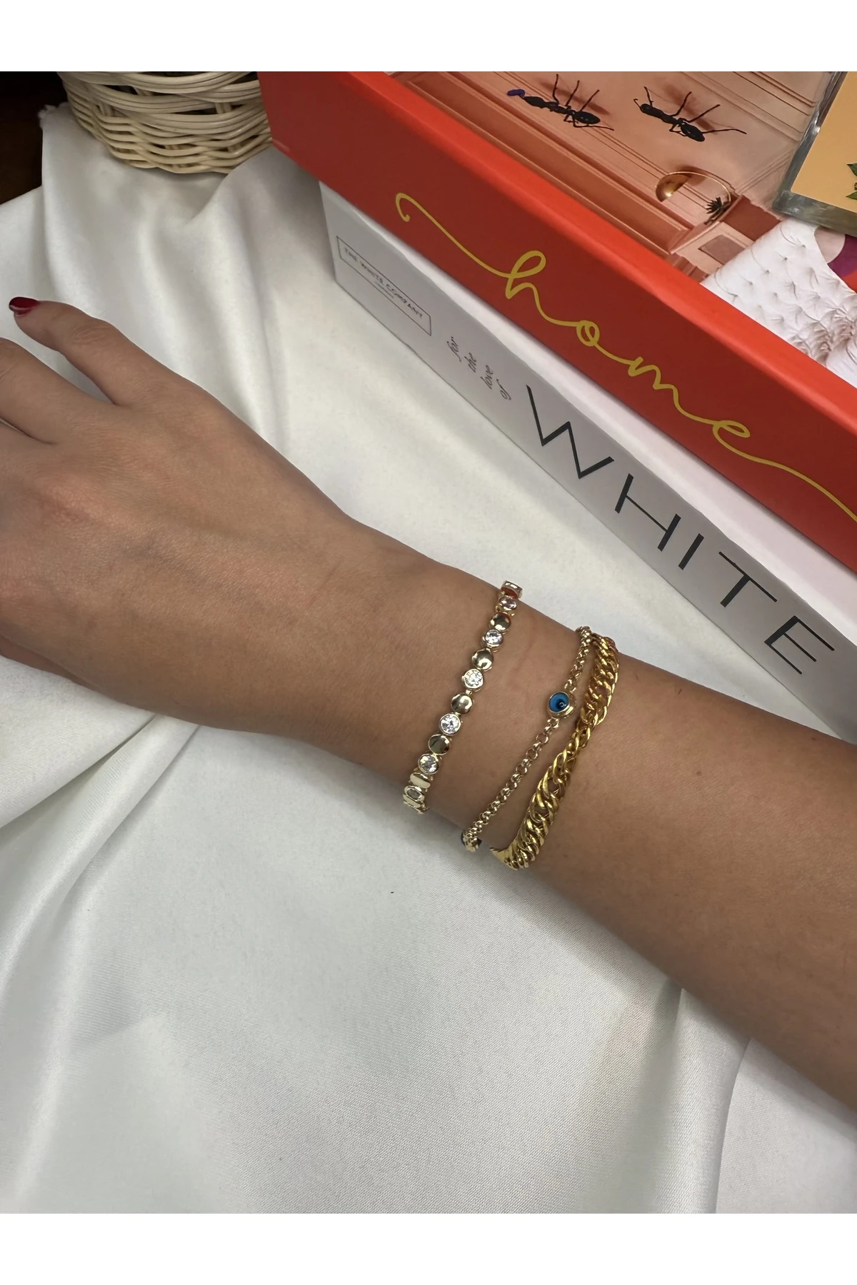 Altın Renk Çelik Taşlı Zarif Bileklik