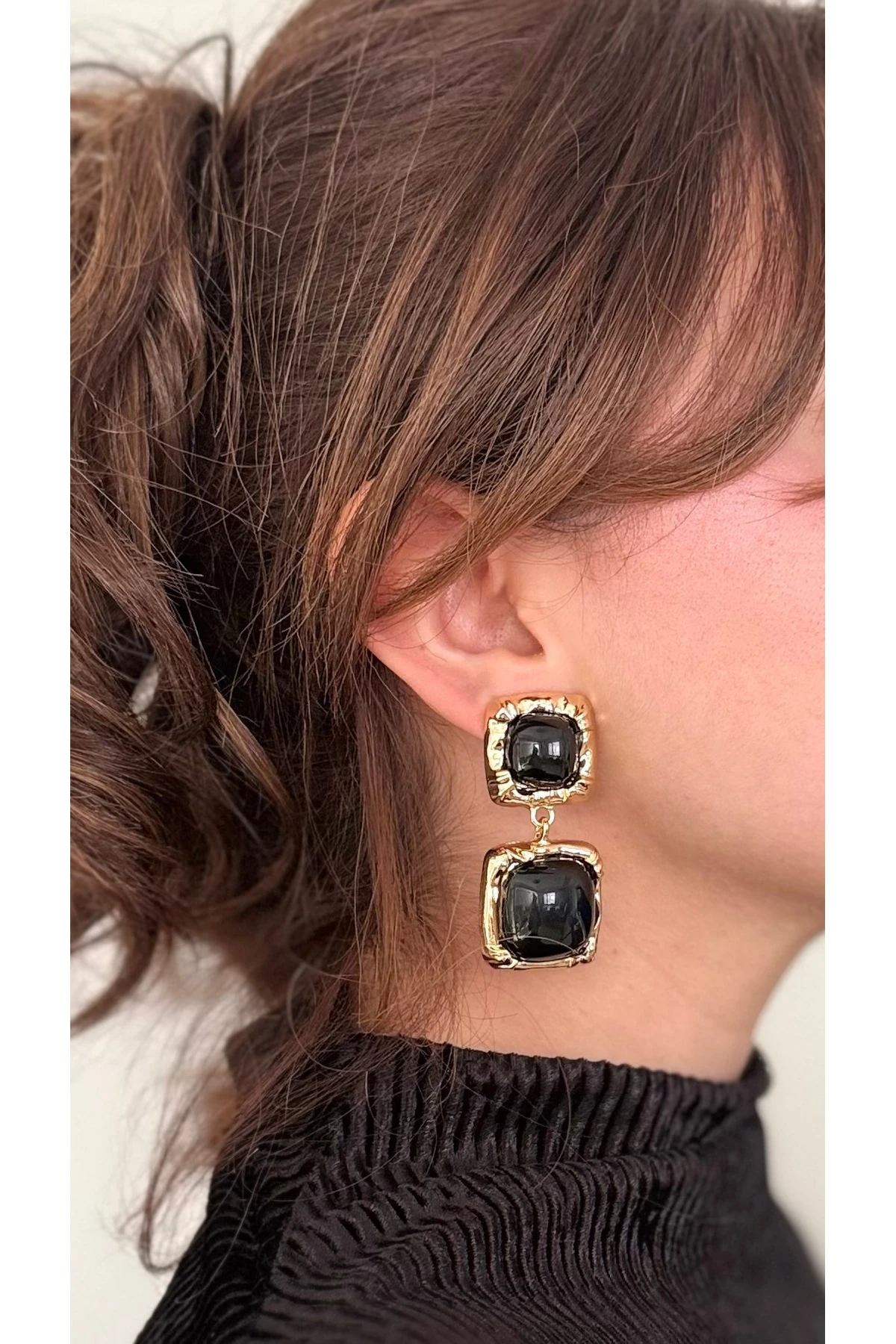 İki Katlı Siyah Kare Taşlı, Gold Çerçeveli Sarkıt Küpe