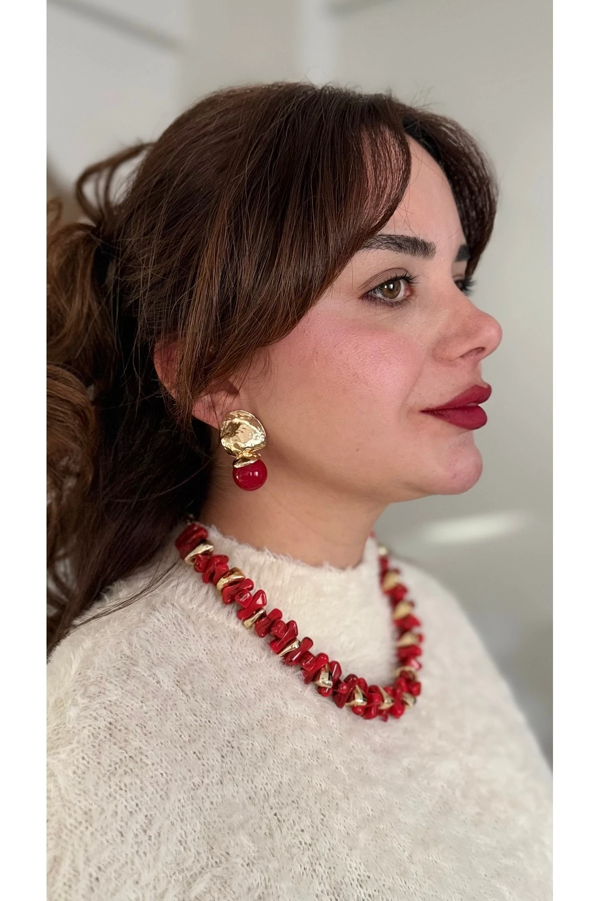 Gerçekçi Mercan Görünümlü & Altın Detaylı Statement Kolye - Enerji Veren Kırmızı