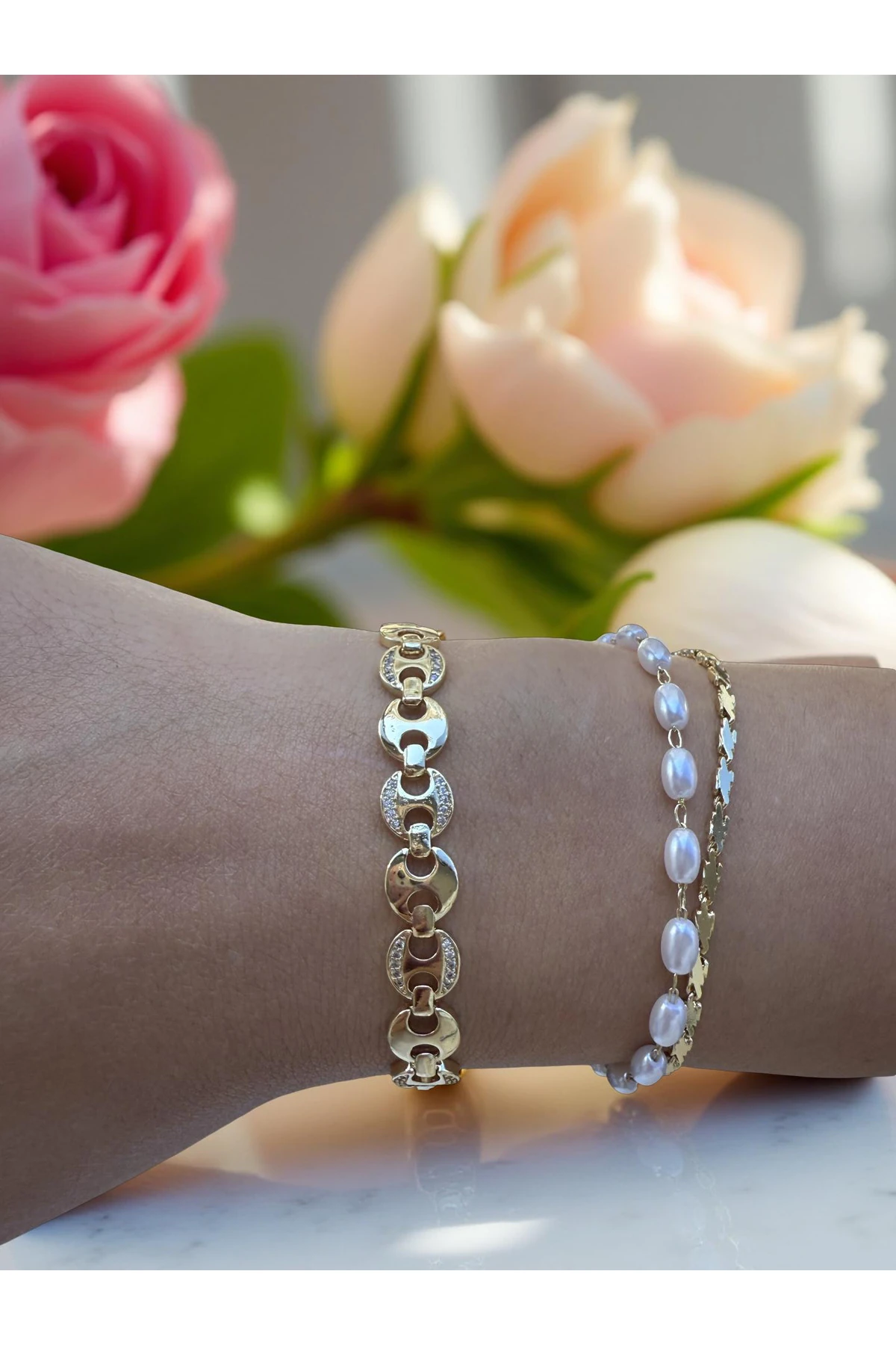 Gold Renk Modern Halkalı Tasarım Taş Detaylı Bileklik – Ayarlanabilir, Şık Model