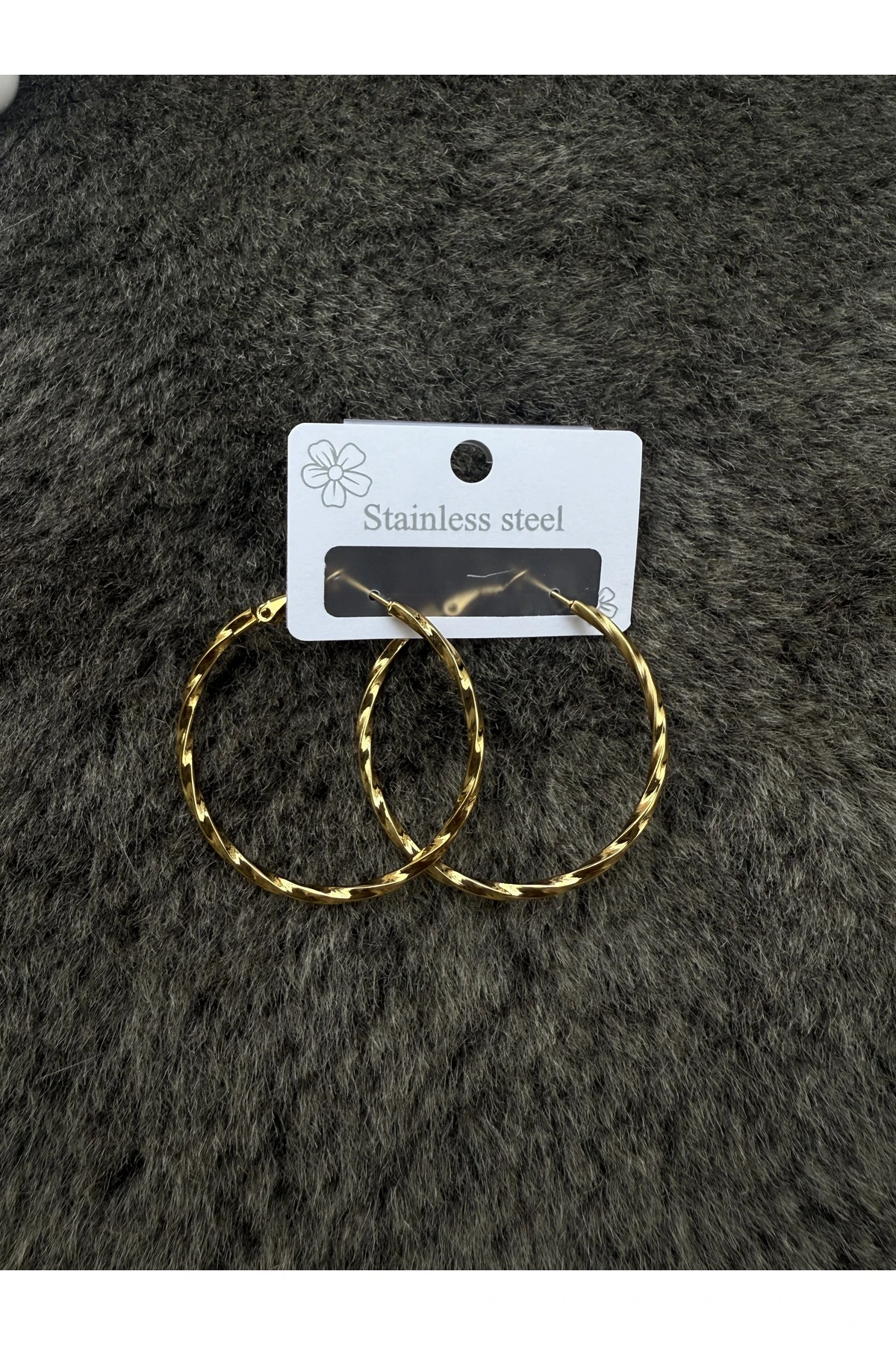 Büyük Altın Çelik Halka Küpe – Parlak, Şık ve Kararma Yapmaz