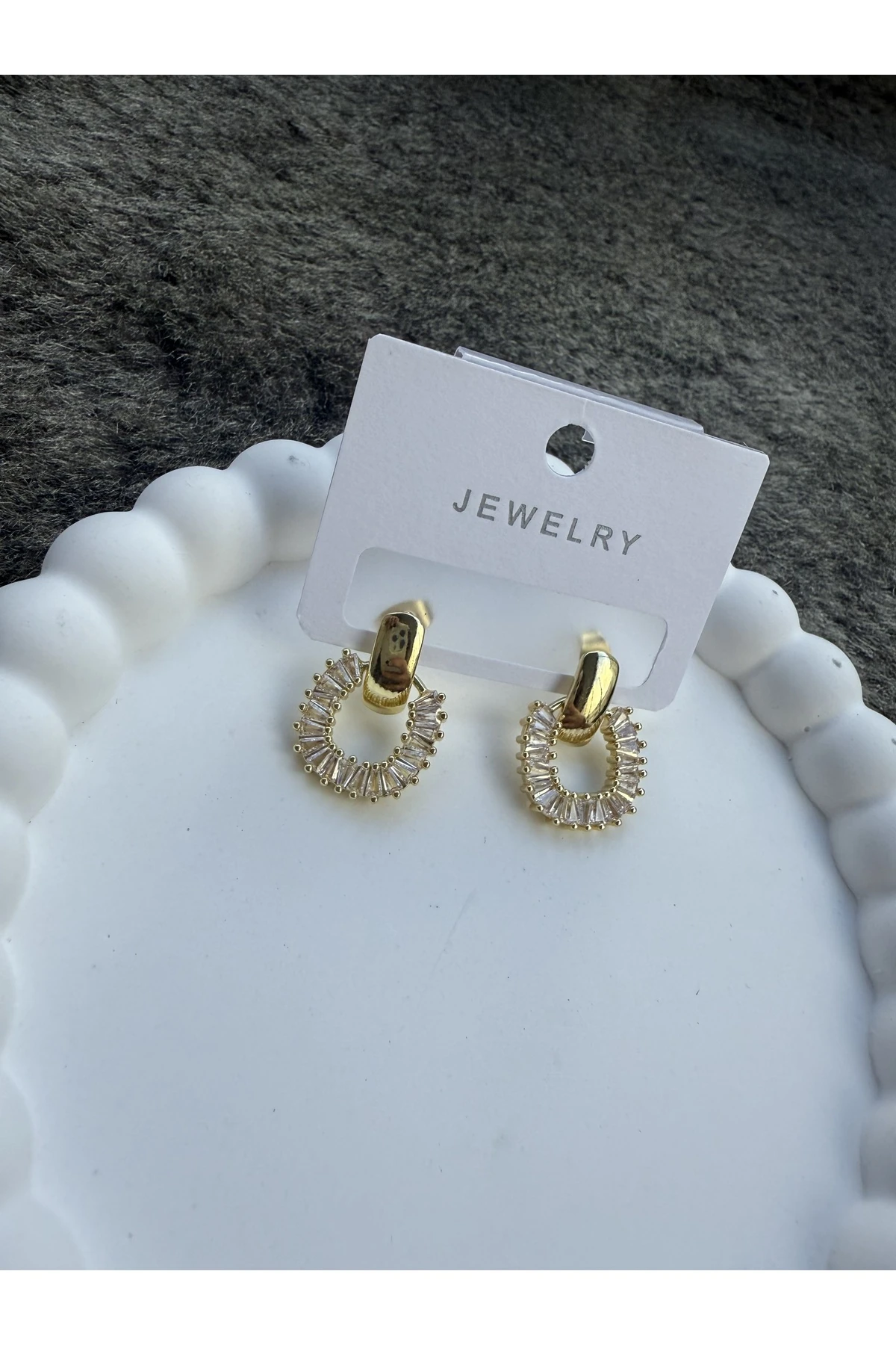 Taş Detaylı Altın Halka Küpe – Işıltılı ve Zarif Tasarım