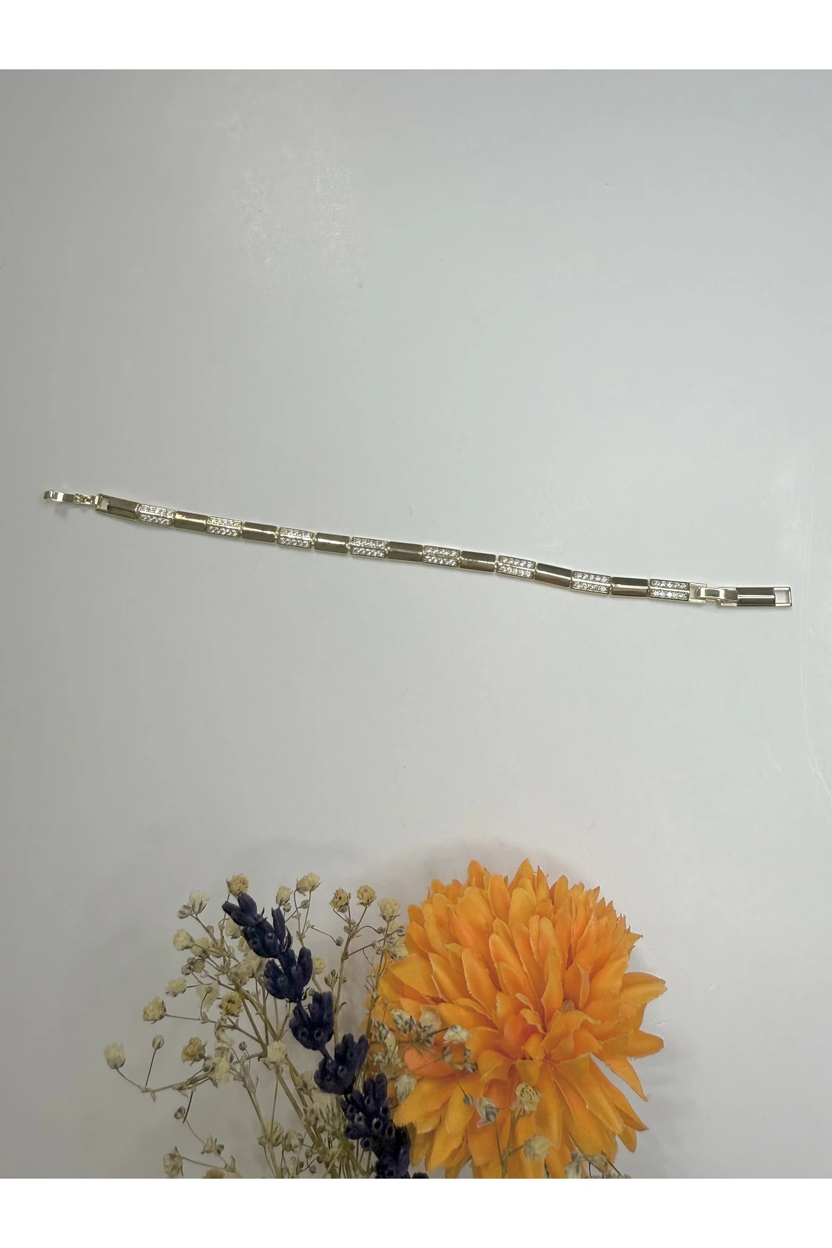 Altın Taş Detaylı Zarif Bileklik – Işıltılı ve Şık Tasarım