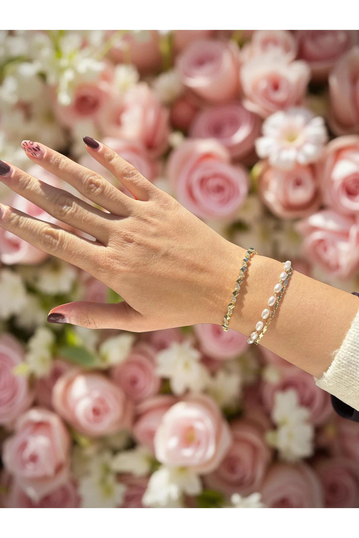 Gold Kare & Taş Detaylı Zarif Bileklik – Modern Işıltılı Tasarım