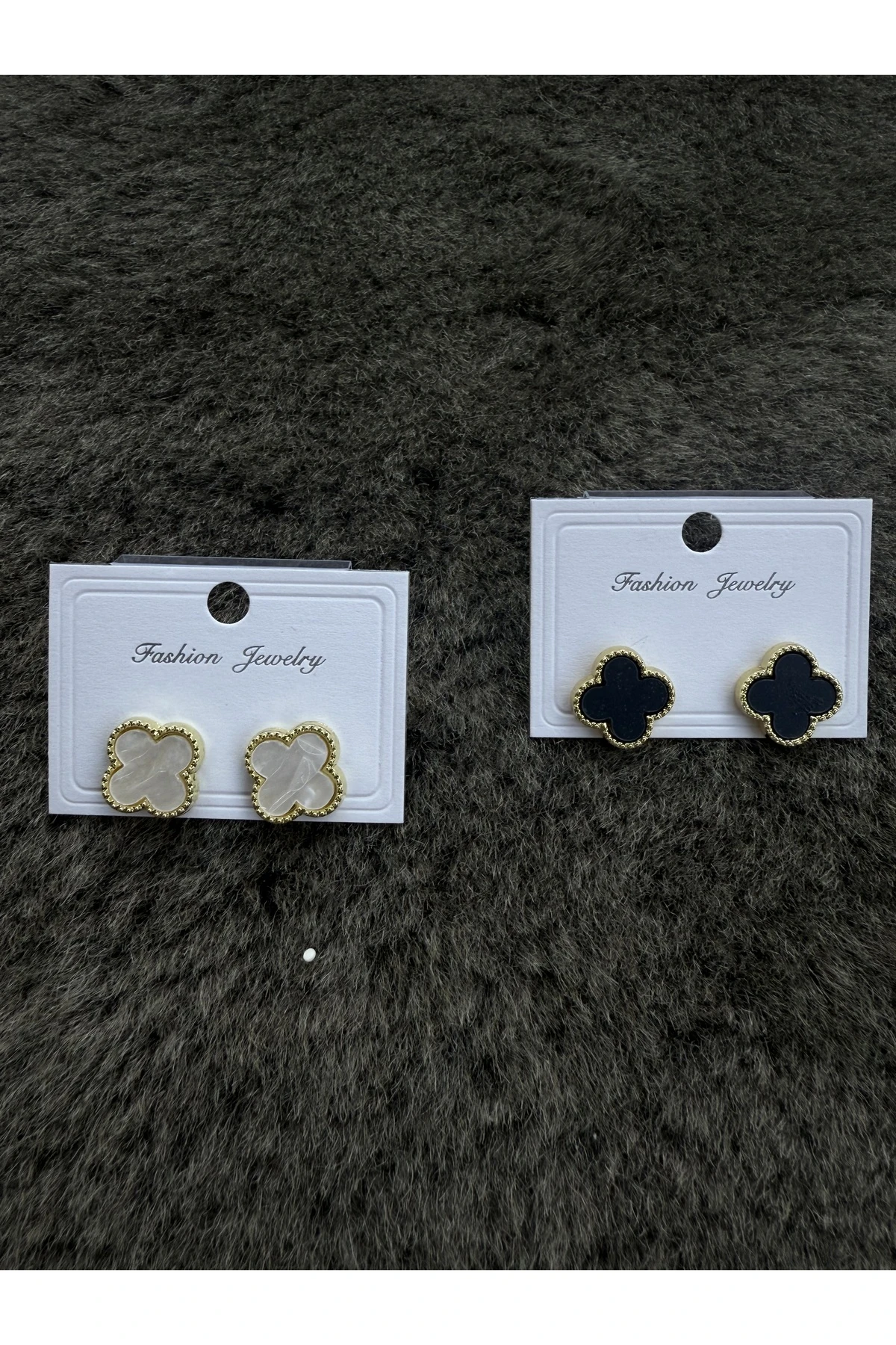 Dört Yapraklı Taş Detaylı Altın Renk Çelik Küpe