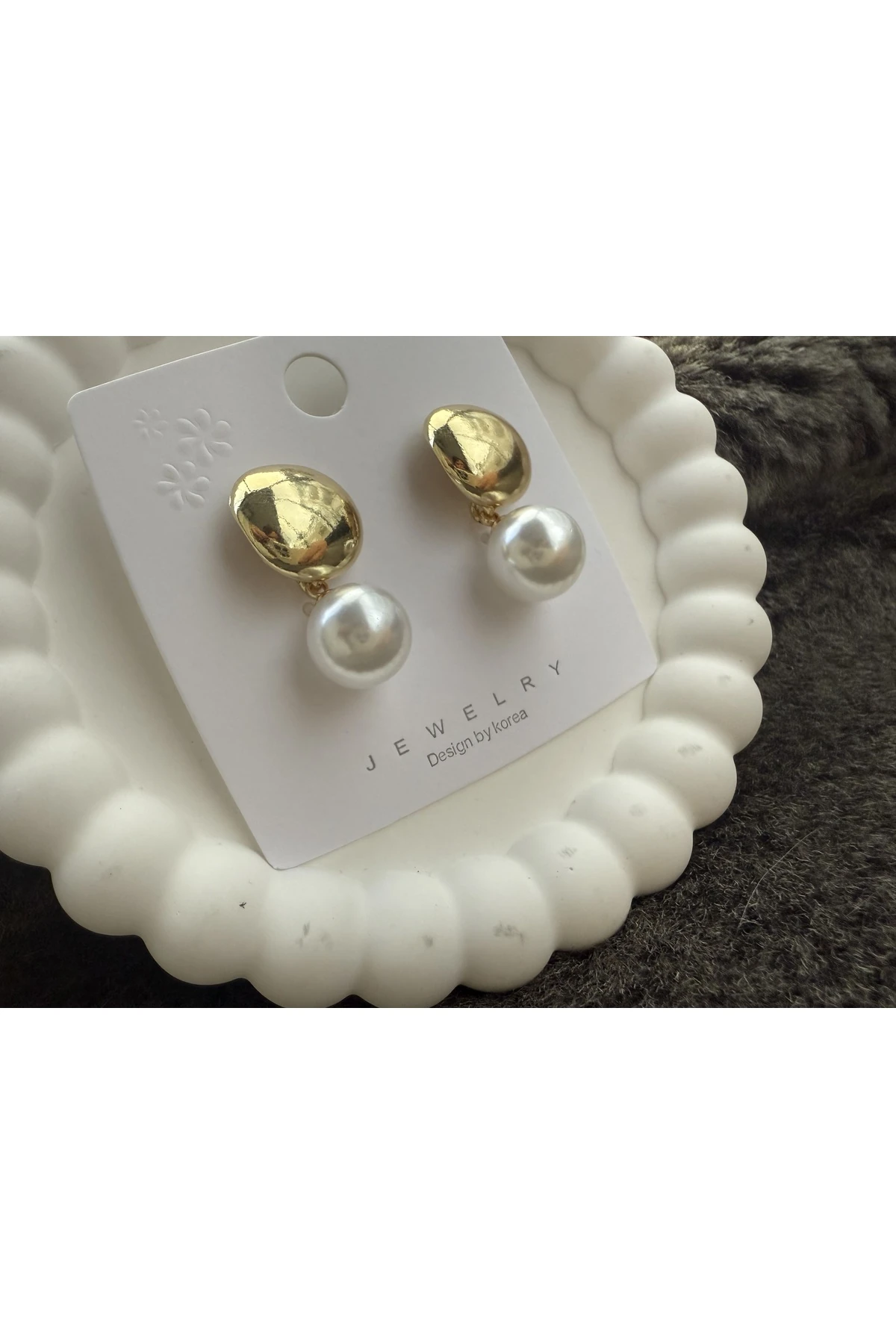 Altın ve İnci Detaylı Küpe – Zarif ve Klasik Tasarım