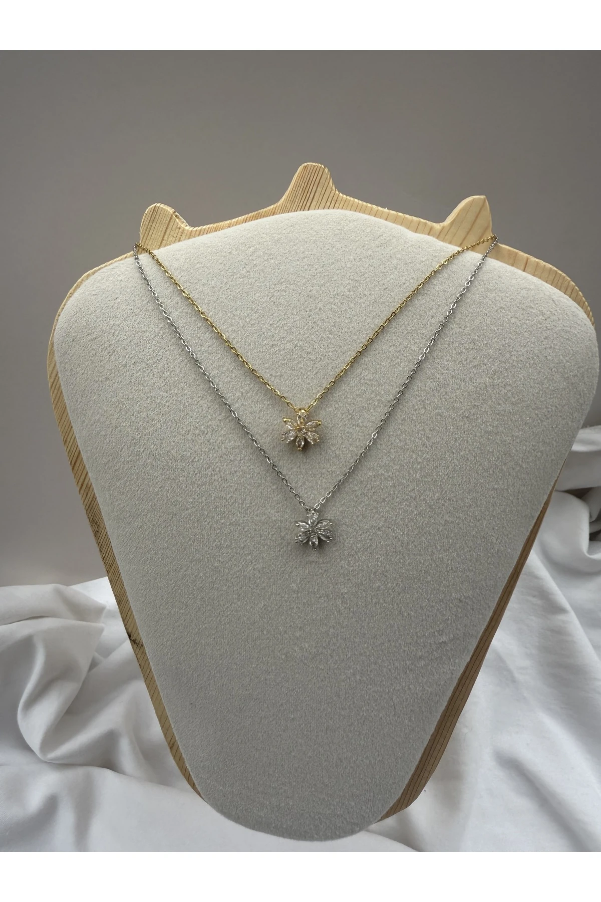 Altın veya GümüşKaplama Çiçek Model Taşlı Kolye – Zarif ve Işıltılı Tasarım – Kararma Yapmaz