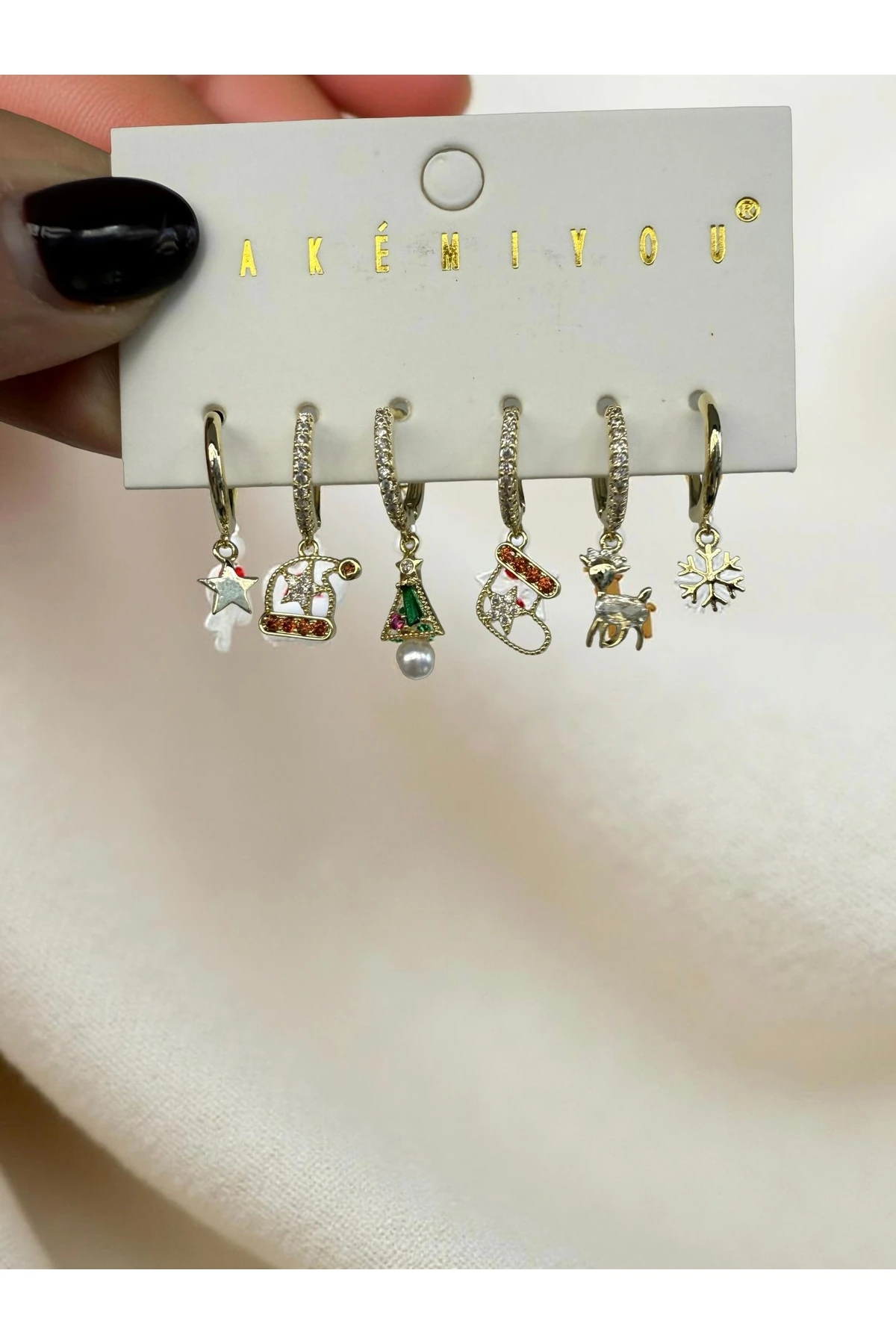 Yılbaşı Konsept Tekli Küpe Seti – Gold Renk, Taş Detaylı, 6 Farklı Model