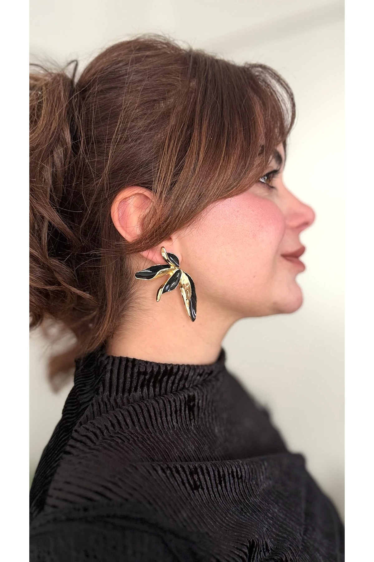 Gold Detaylı, Siyah Mineli Yaprak/Çiçek Küpe