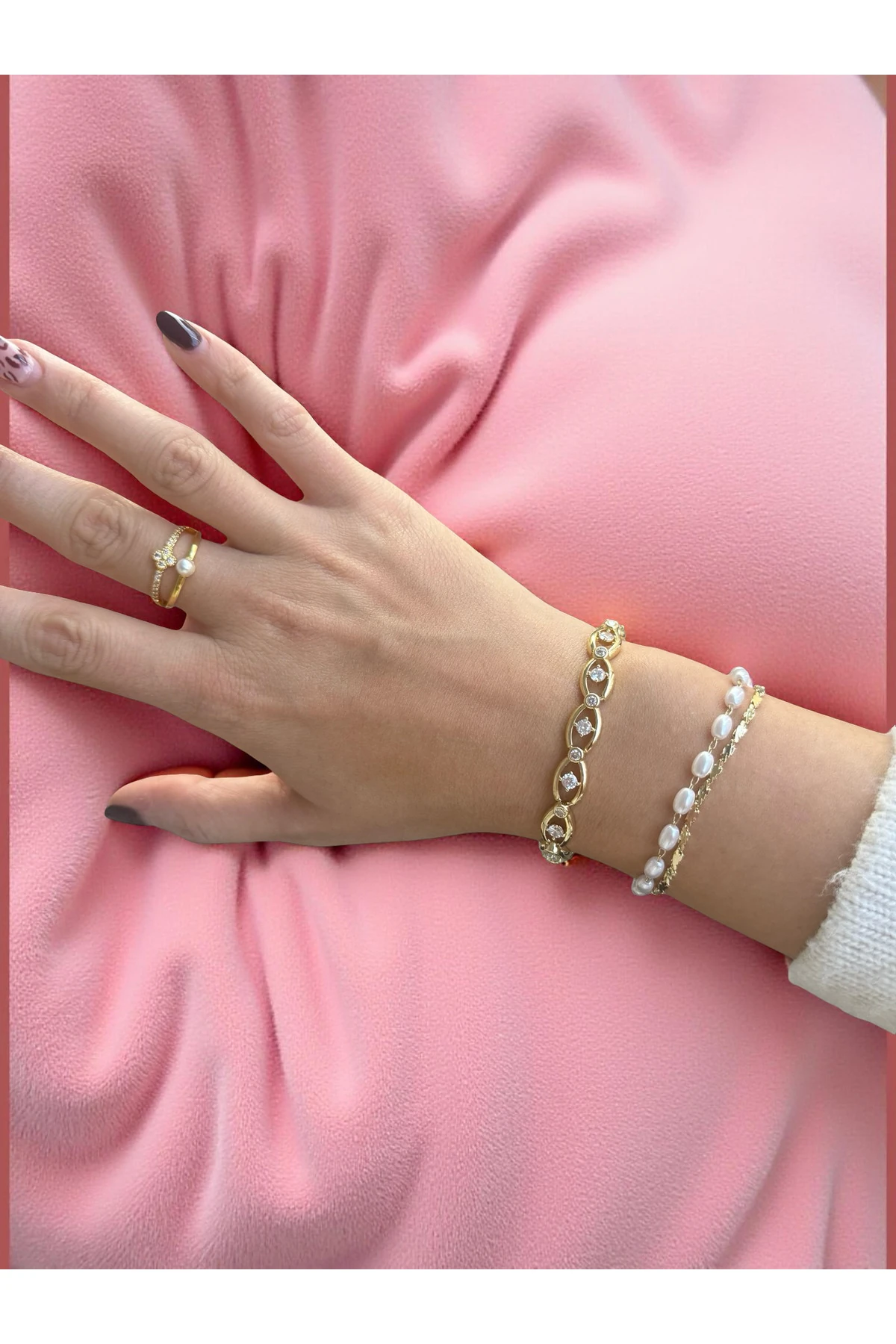 Zarif Taş Detaylı Altın Renk Bileklik