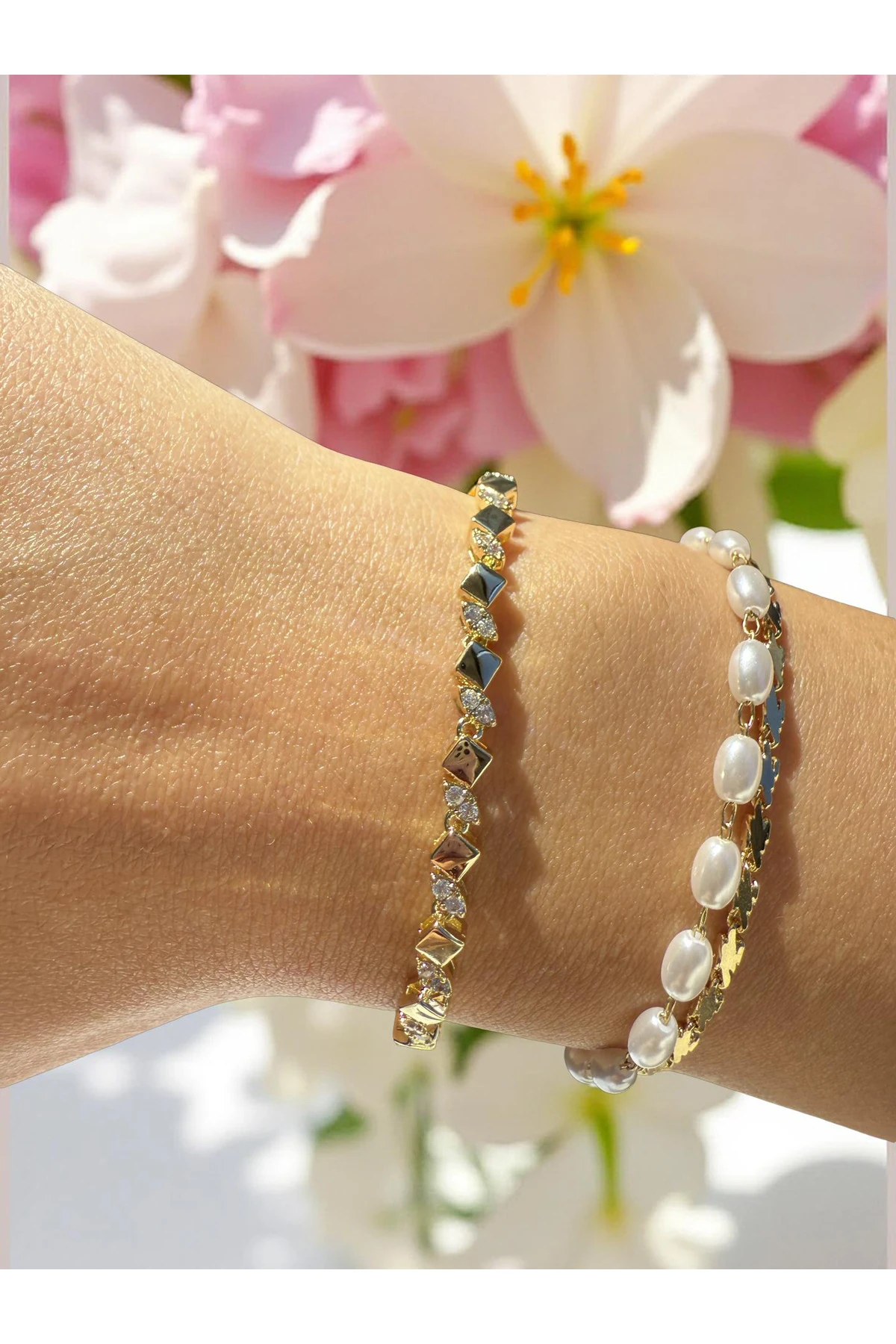 Gold Kare & Taş Detaylı Zarif Bileklik – Modern Işıltılı Tasarım