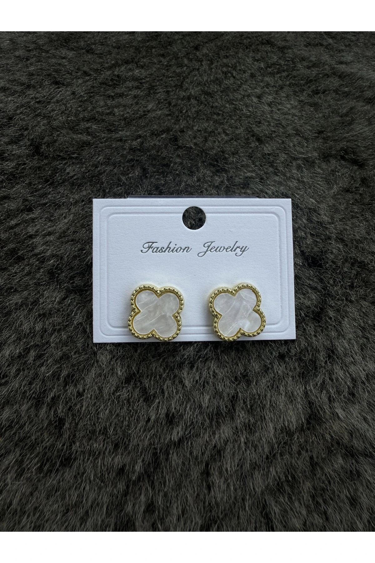 Dört Yapraklı Taş Detaylı Altın Renk Çelik Küpe