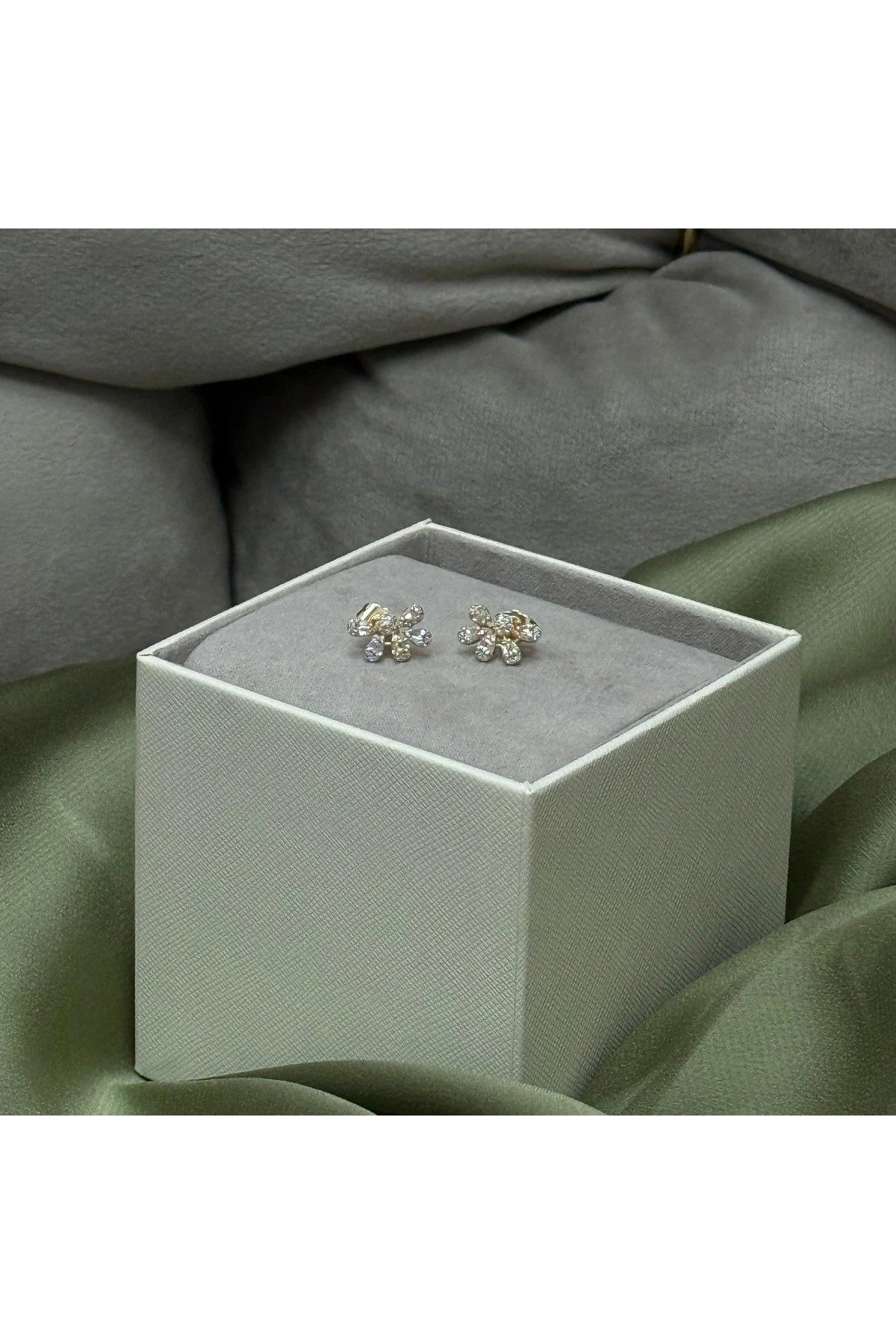 Kadın Çiçek Formlu Taşlı Çelik Küpe - Altın Renk