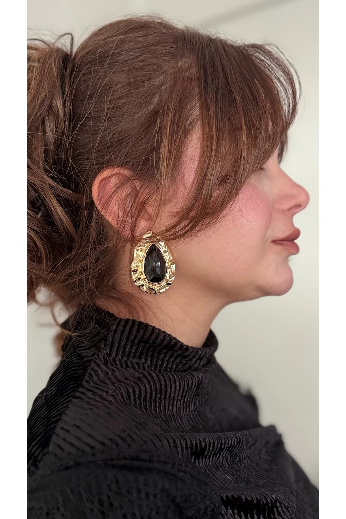 Siyah Damla Taşlı, Buruşuk Gold Çerçeveli Küpe