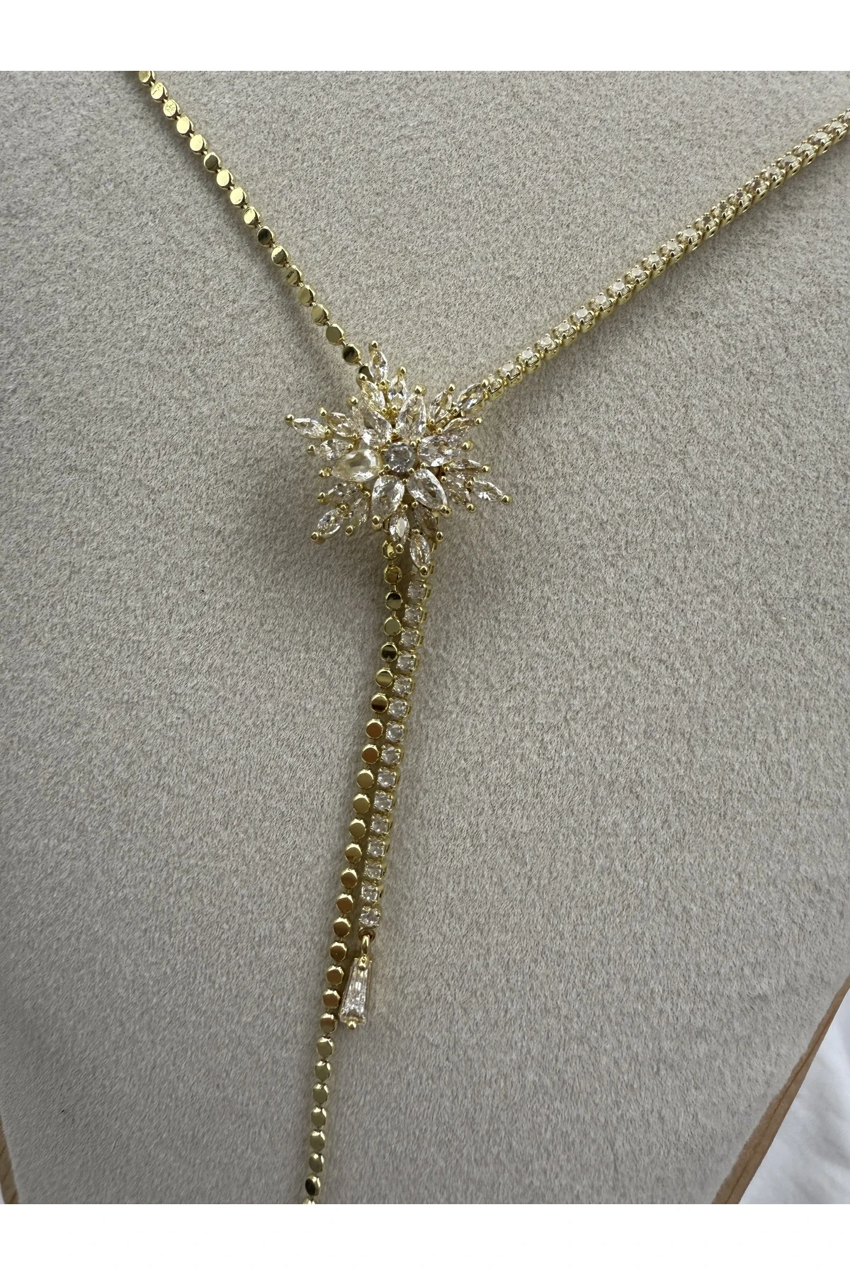 Altın Renk Asansörlü Taşlı Yıldız Kolye – Ayarlanabilir Boy – Paslanmaz Çelik