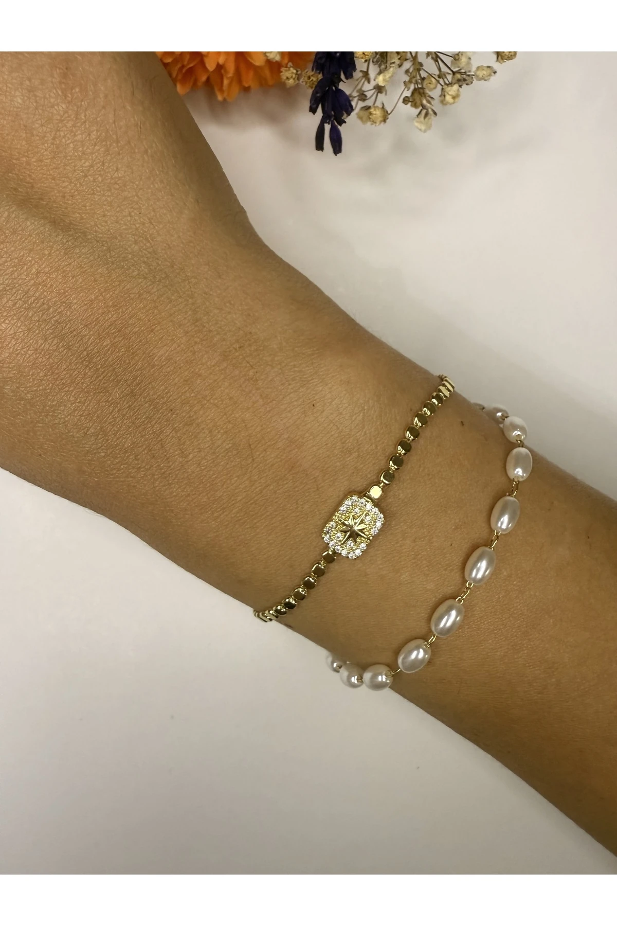 Altın Renk Kuzey Yıldızı Detaylı Bileklik – Zarif ve Işıltılı Tasarım