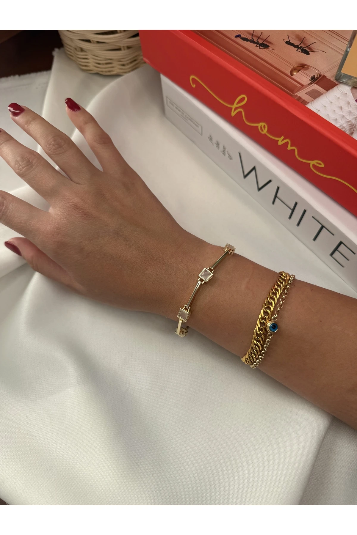 Altın Renk Çelik Kare Detaylı Zarif Bileklik