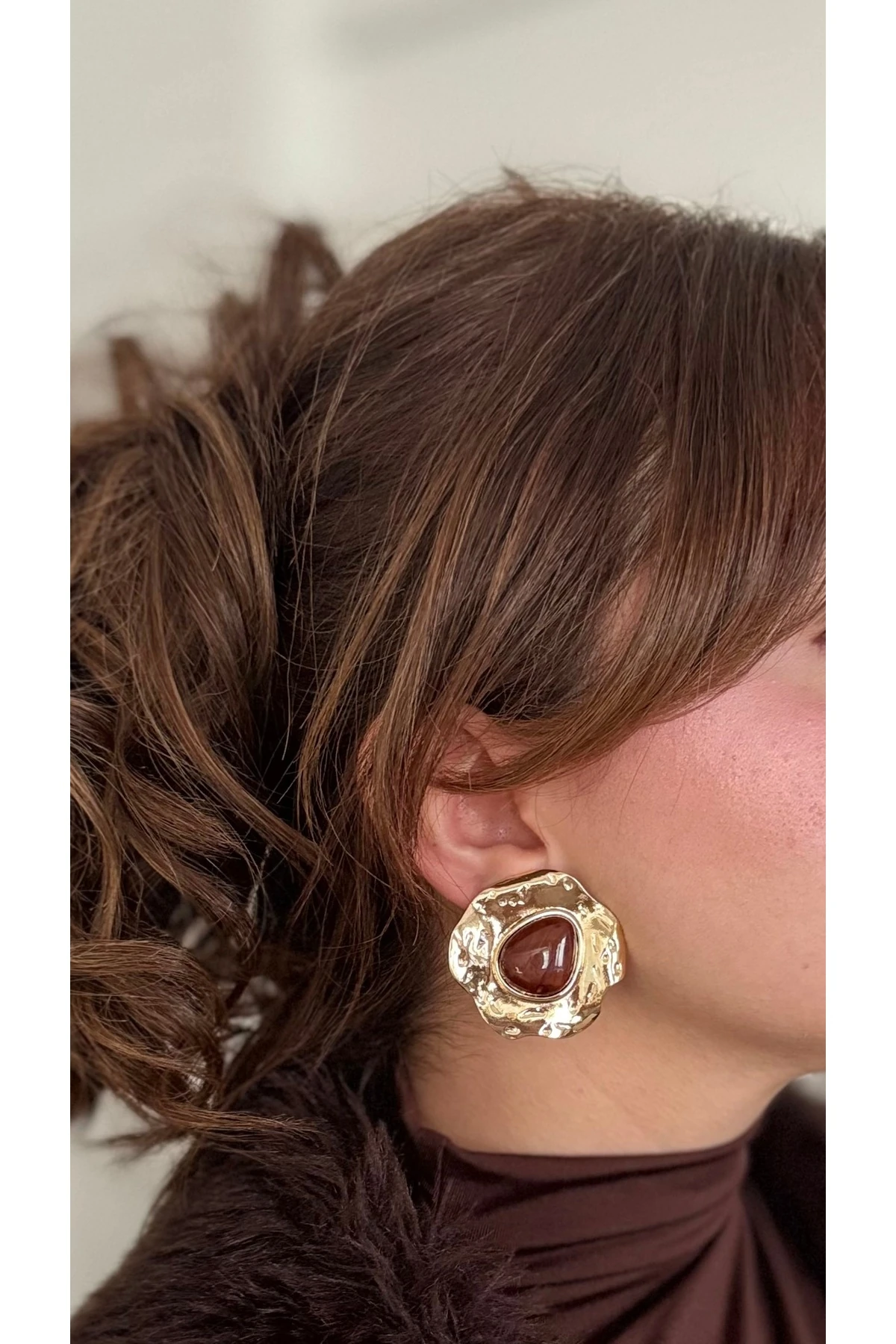 Kahverengi Taş Detaylı Gold Maxi Küpe