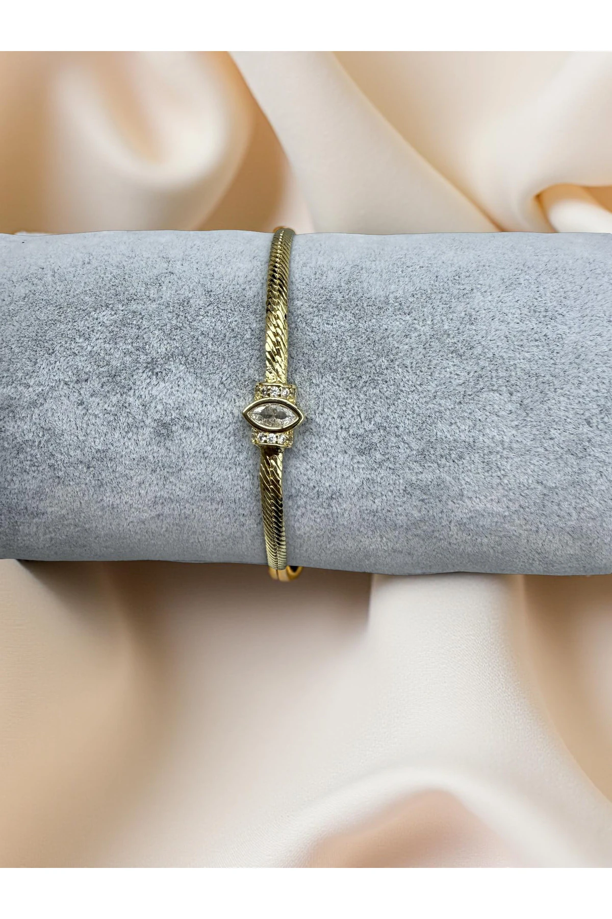 Oval Formlu Tek Taş Detaylı Bileklik