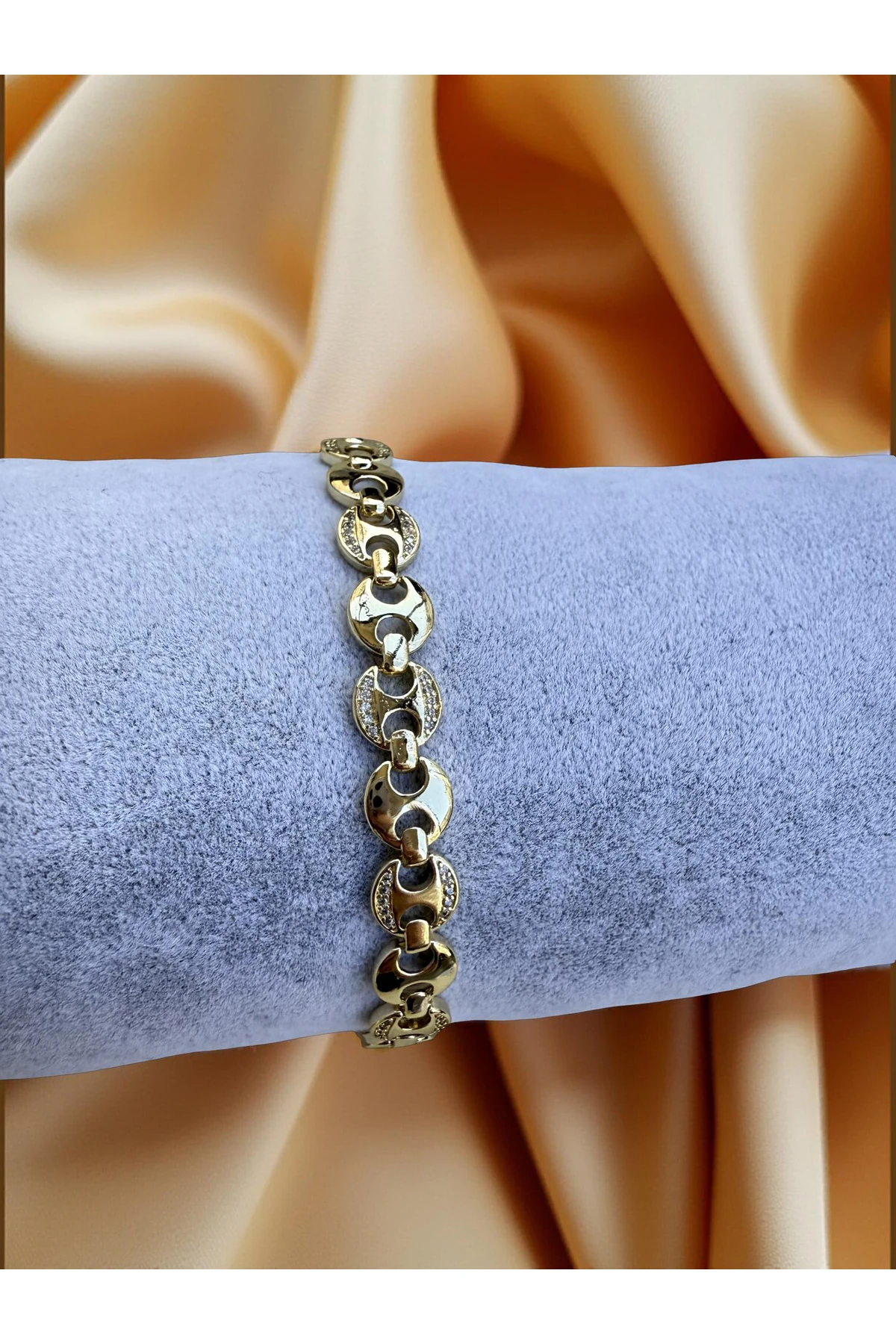 Gold Renk Modern Halkalı Tasarım Taş Detaylı Bileklik – Ayarlanabilir, Şık Model