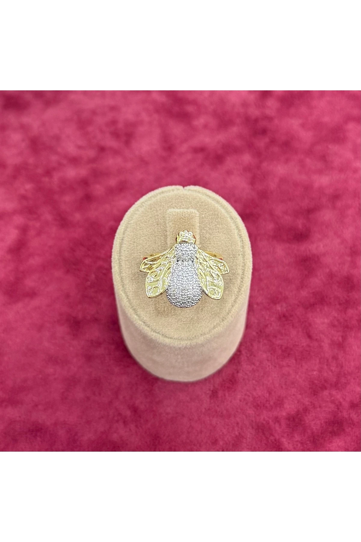 Kadın Çelik Arı Figürlü Taşlı Ayarlanabilir Yüzük – Zarif ve Gösterişli Tasarım