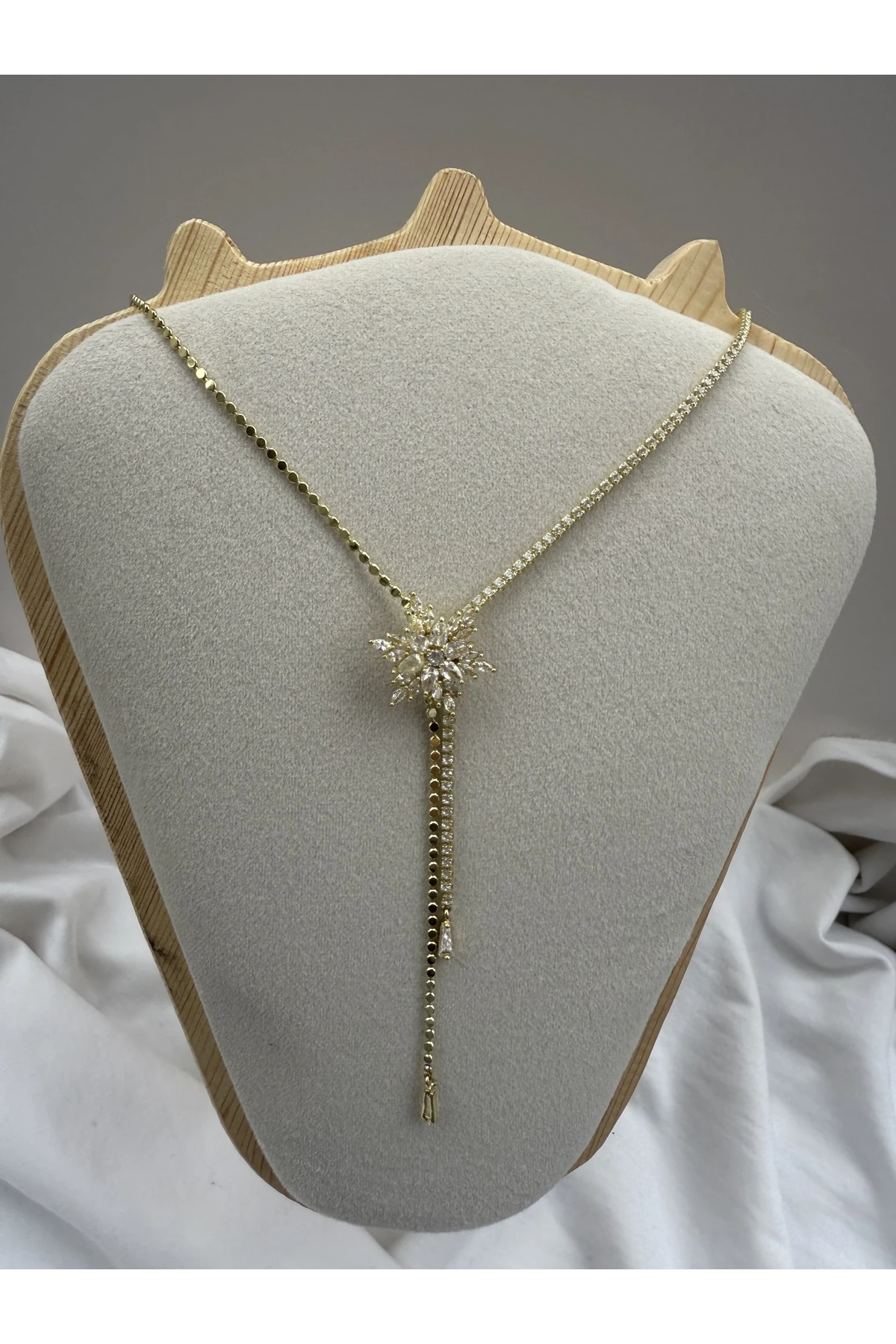 Altın Renk Asansörlü Taşlı Yıldız Kolye – Ayarlanabilir Boy – Paslanmaz Çelik