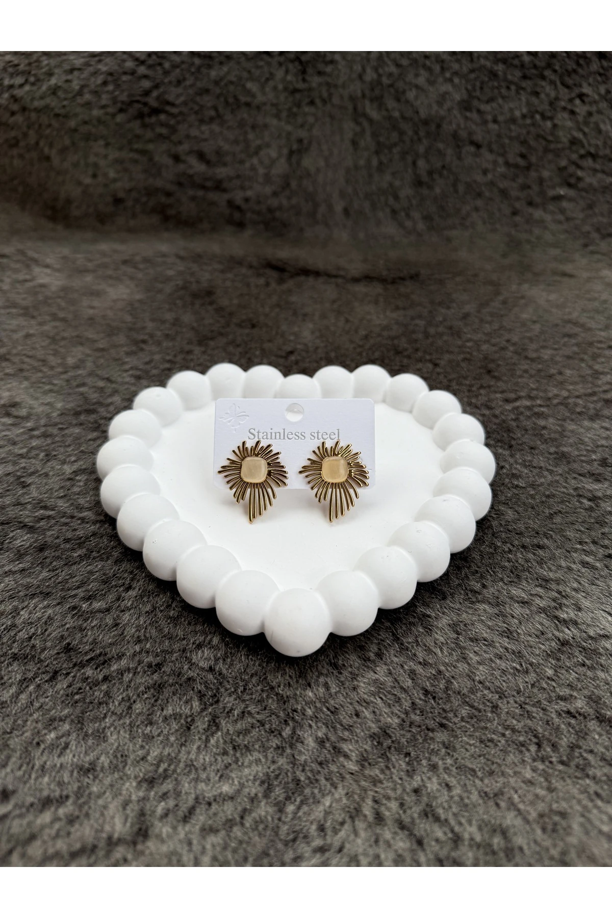 Altın Renk Güneş Figürlü Çelik Küpe – Modern & Zarif Tasarım