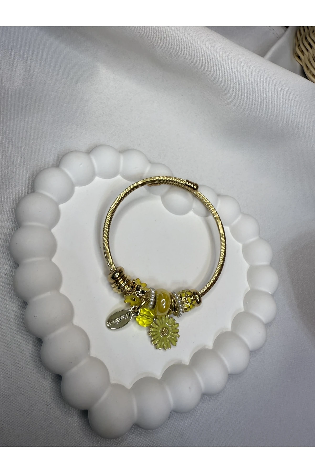 Altın Renk Çelik Charm Bileklik – Sarı Çiçek Detaylı
