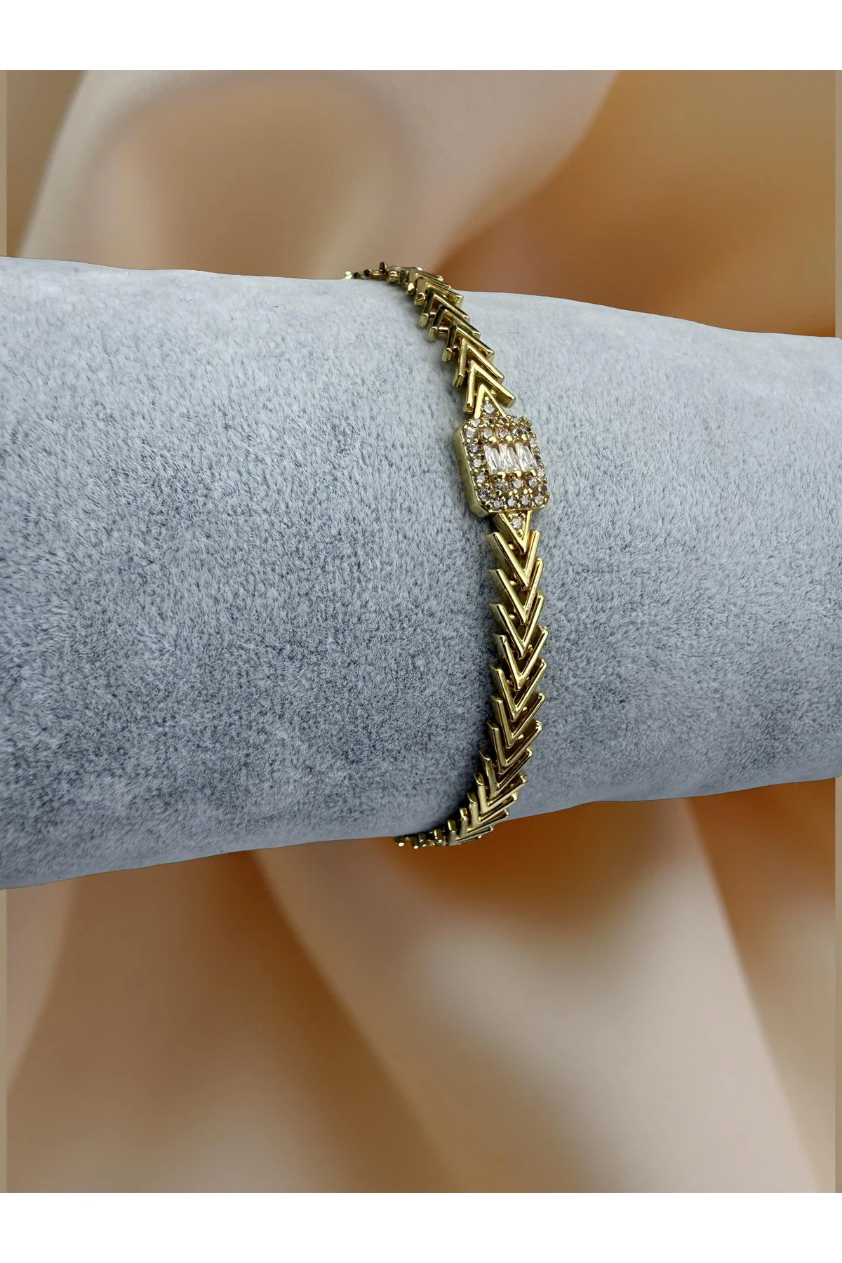 Gold Renk Balık Kılçığı Formlu Tek Taş Detaylı Bileklik