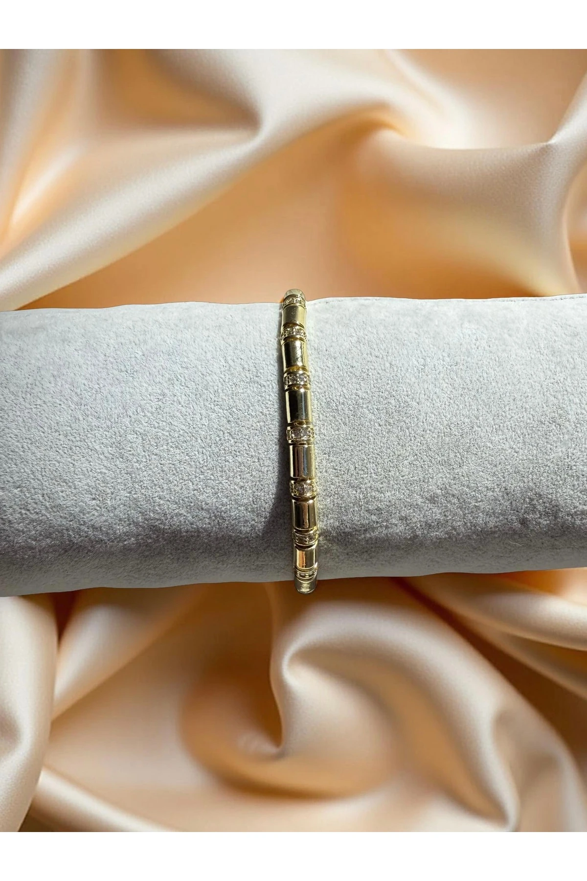 Gold Silindirik Form Taş Detaylı Zarif Bileklik – Şık & Modern Tasarım