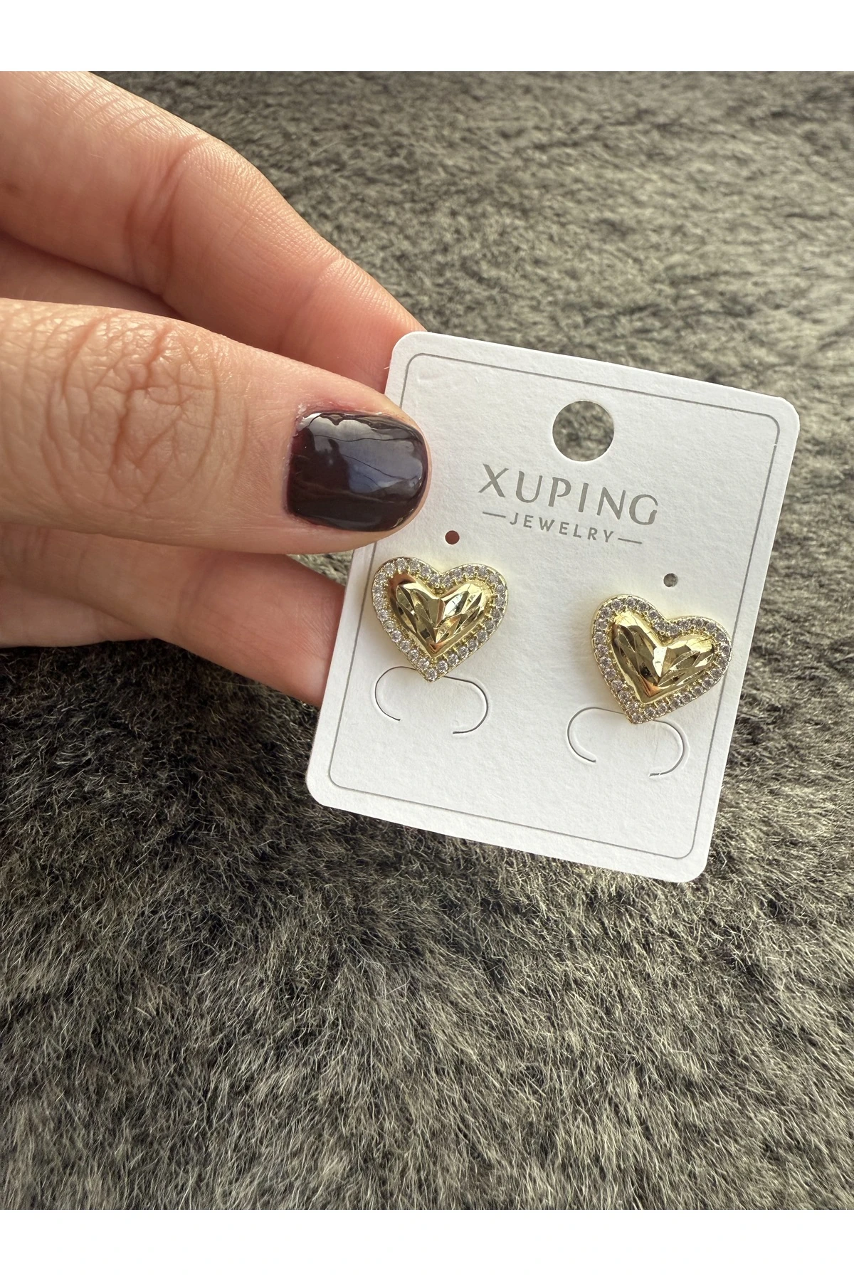 Taş Detaylı Altın Kalp Küpe – Işıltılı ve Zarif Tasarım