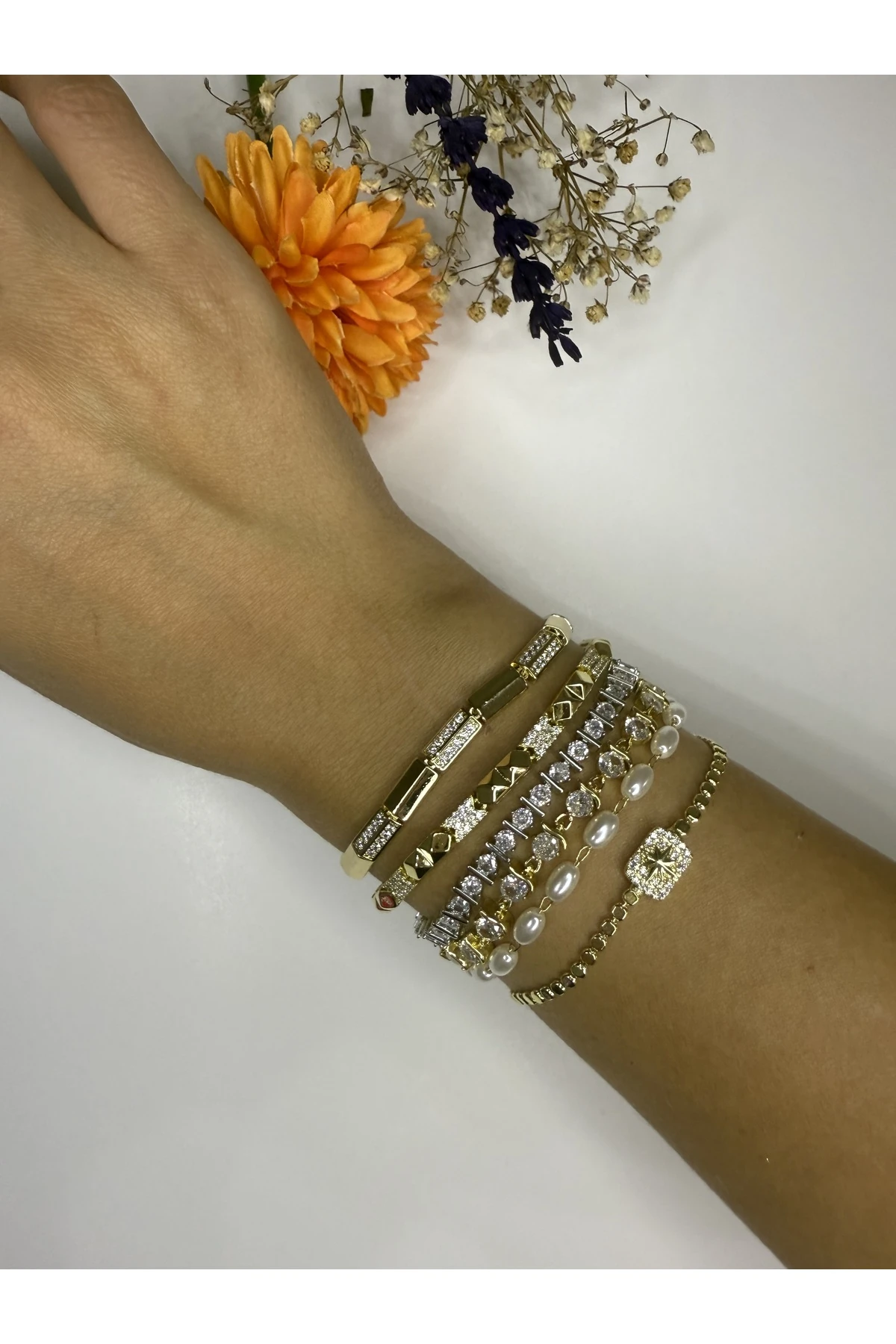 Altın Renk Kuzey Yıldızı Detaylı Bileklik – Zarif ve Işıltılı Tasarım