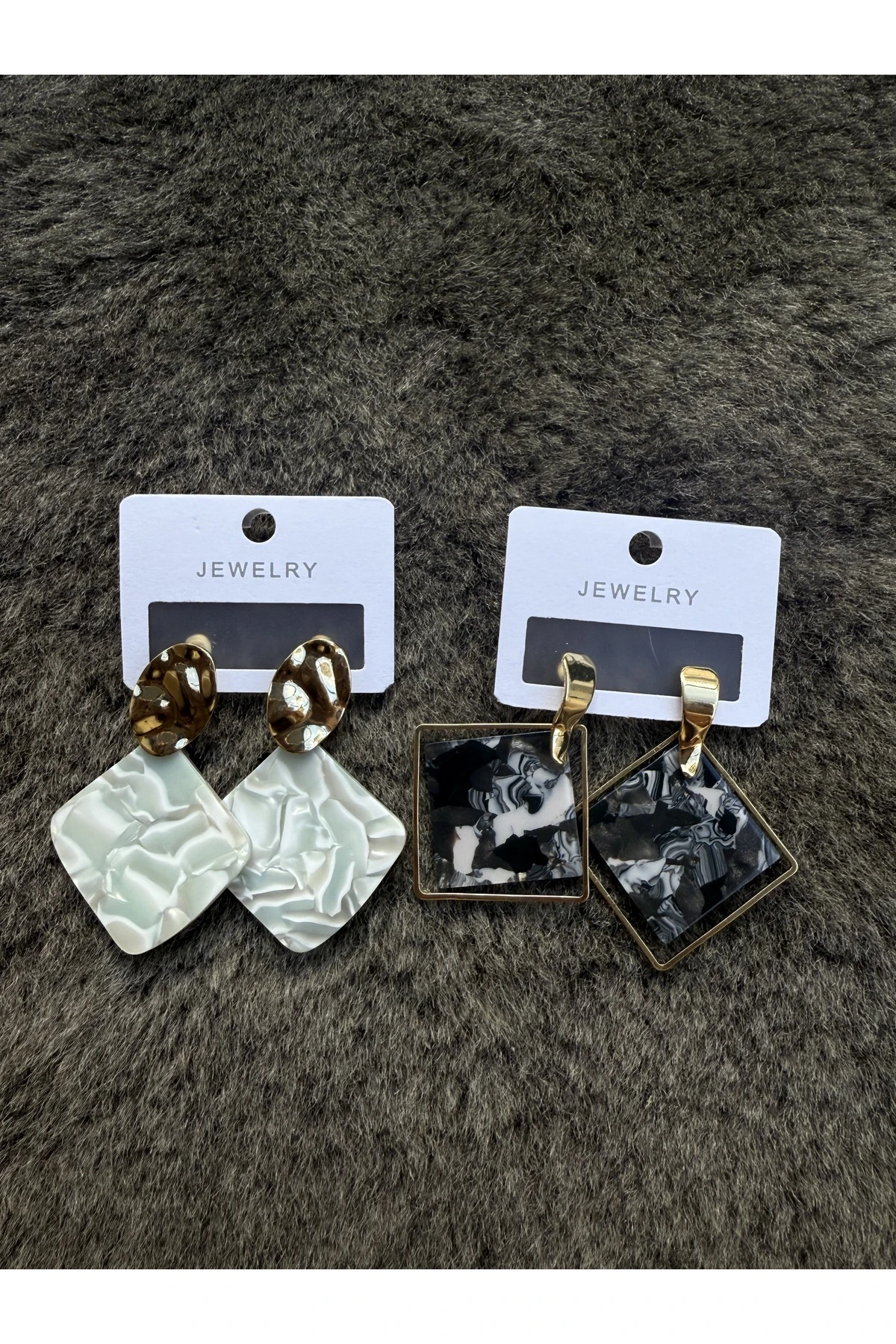 Kare Formlu Desenli Altın Detaylı Küpe (2 Renk Seçeneği)