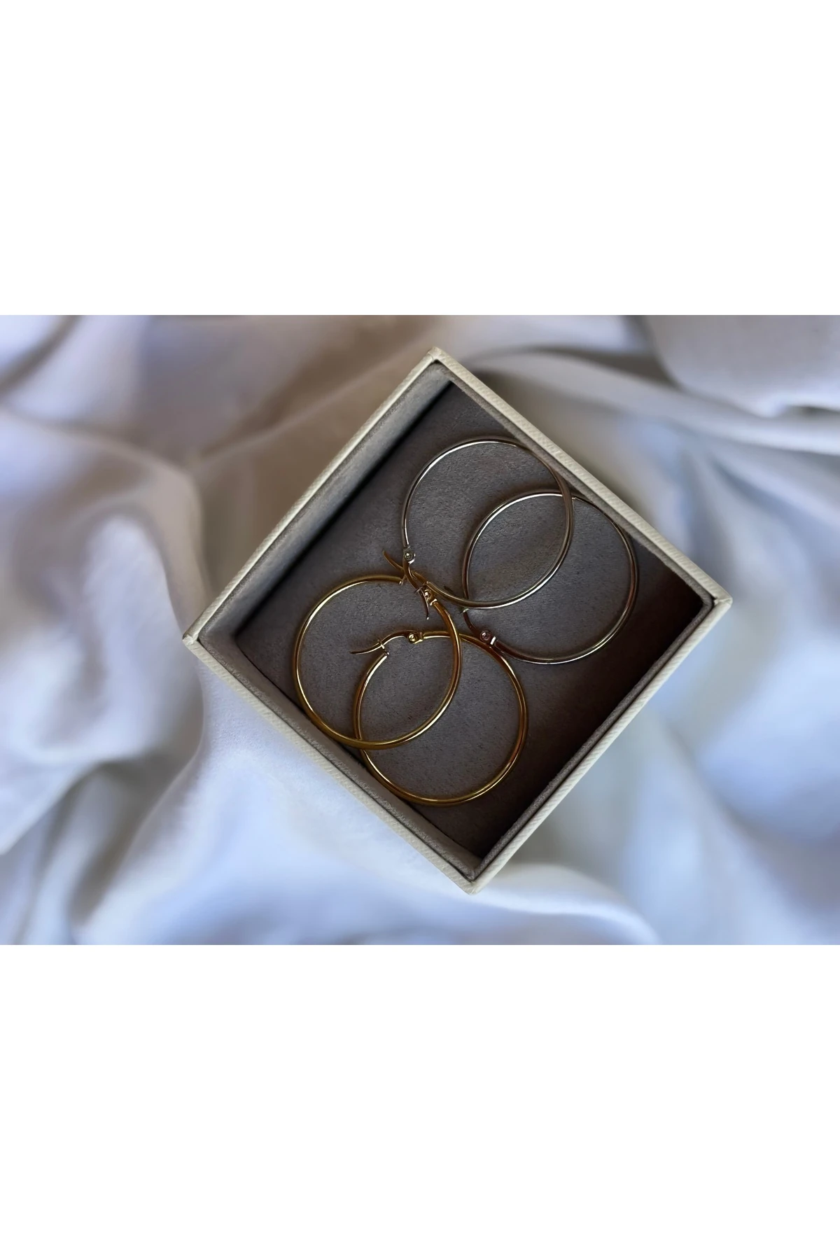 Altın Renk Büyük Halka Kadın Küpe – Klasik & Zamansız