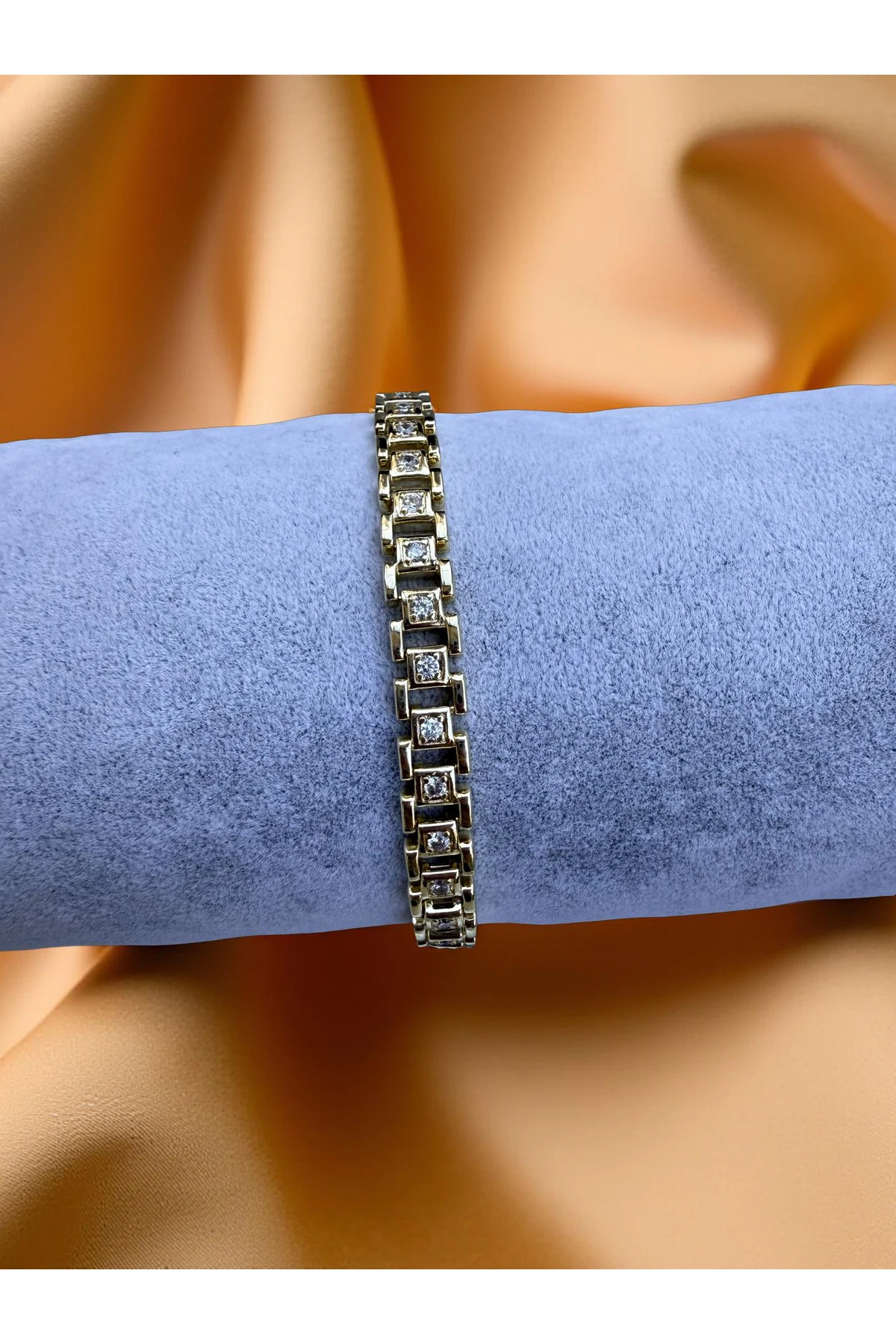 Gold Renk Taş Detaylı Kare Form Modern Bileklik – Şık & Zarif Tasarım