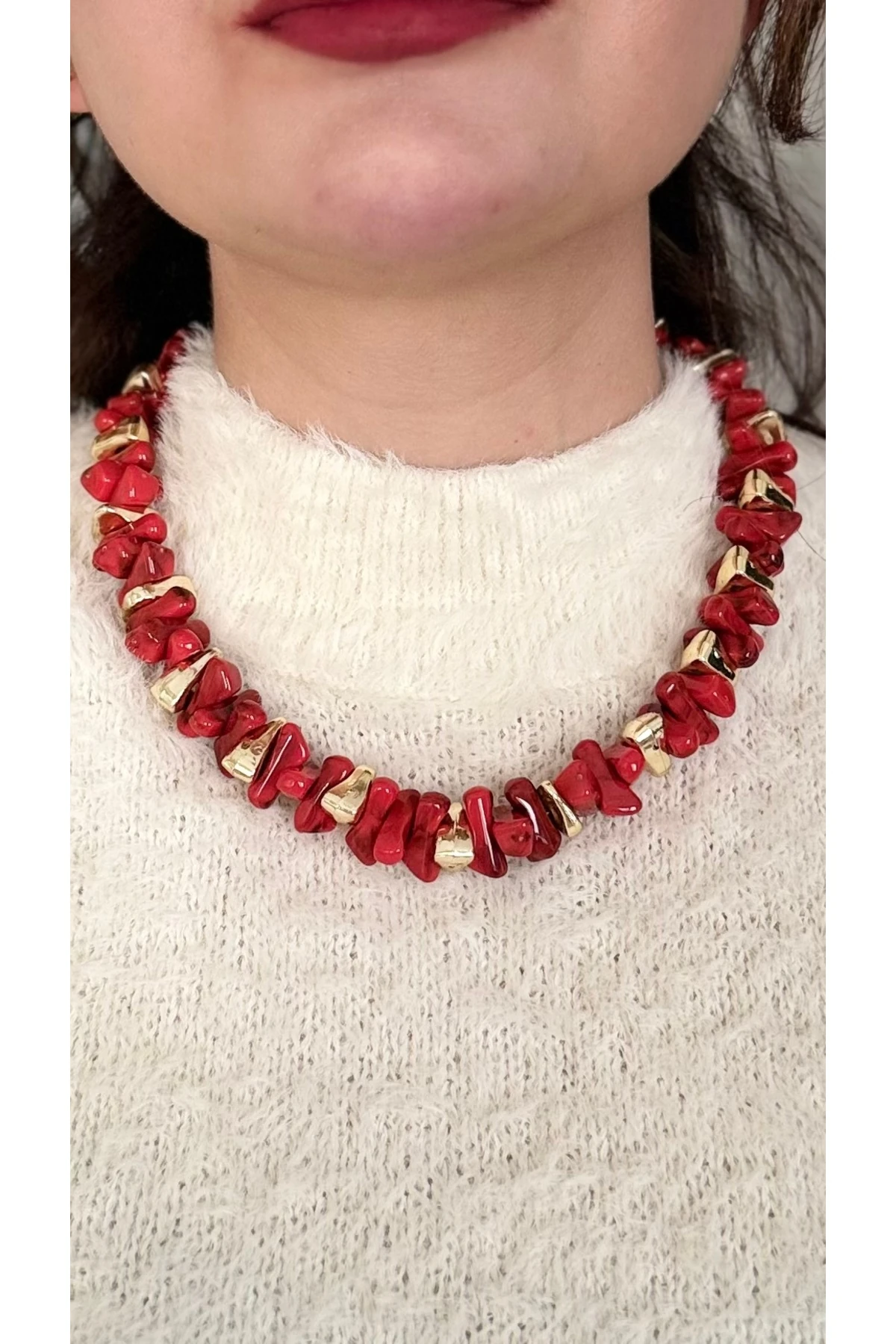 Gerçekçi Mercan Görünümlü & Altın Detaylı Statement Kolye - Enerji Veren Kırmızı