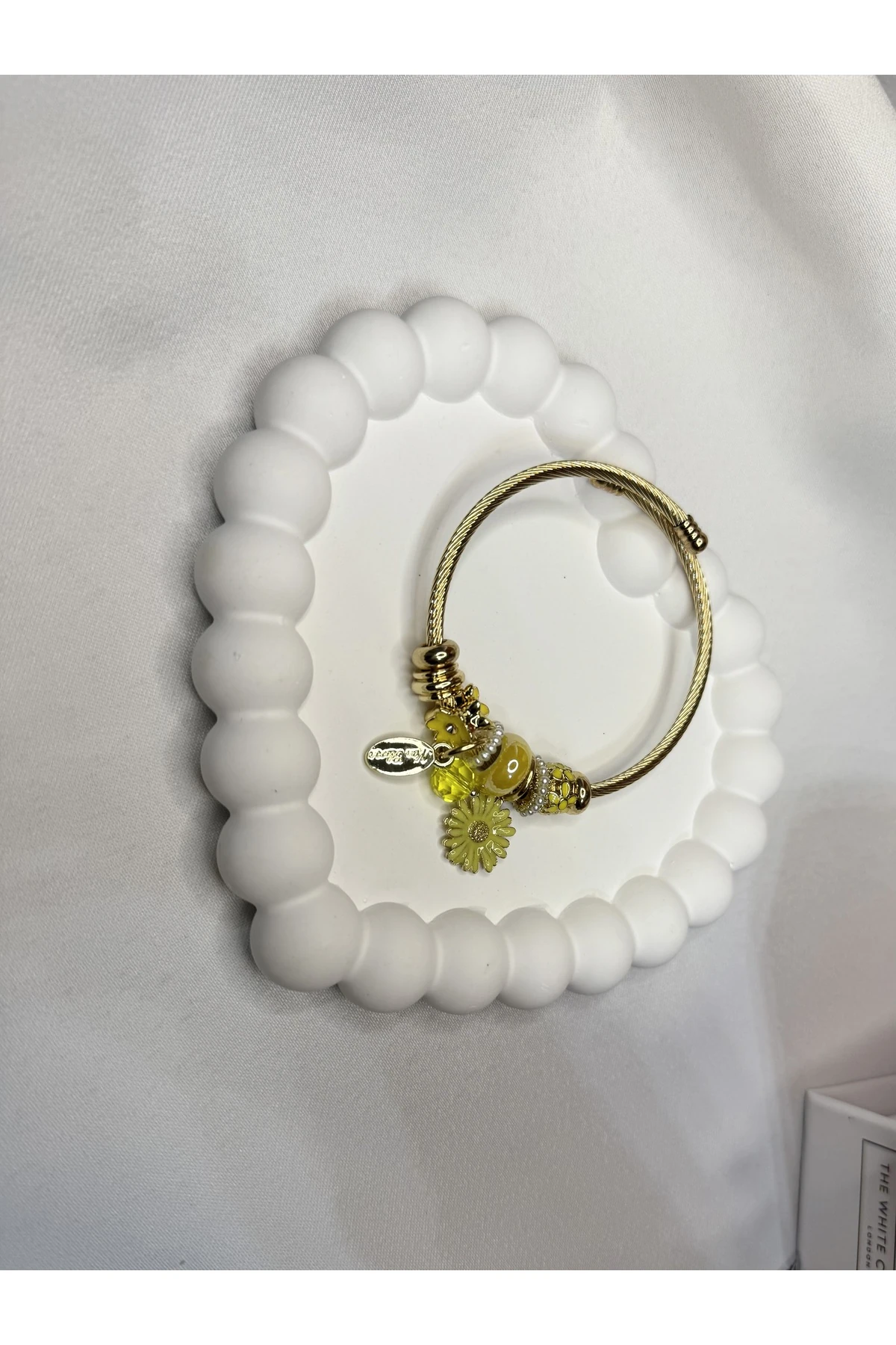 Altın Renk Çelik Charm Bileklik – Sarı Çiçek Detaylı