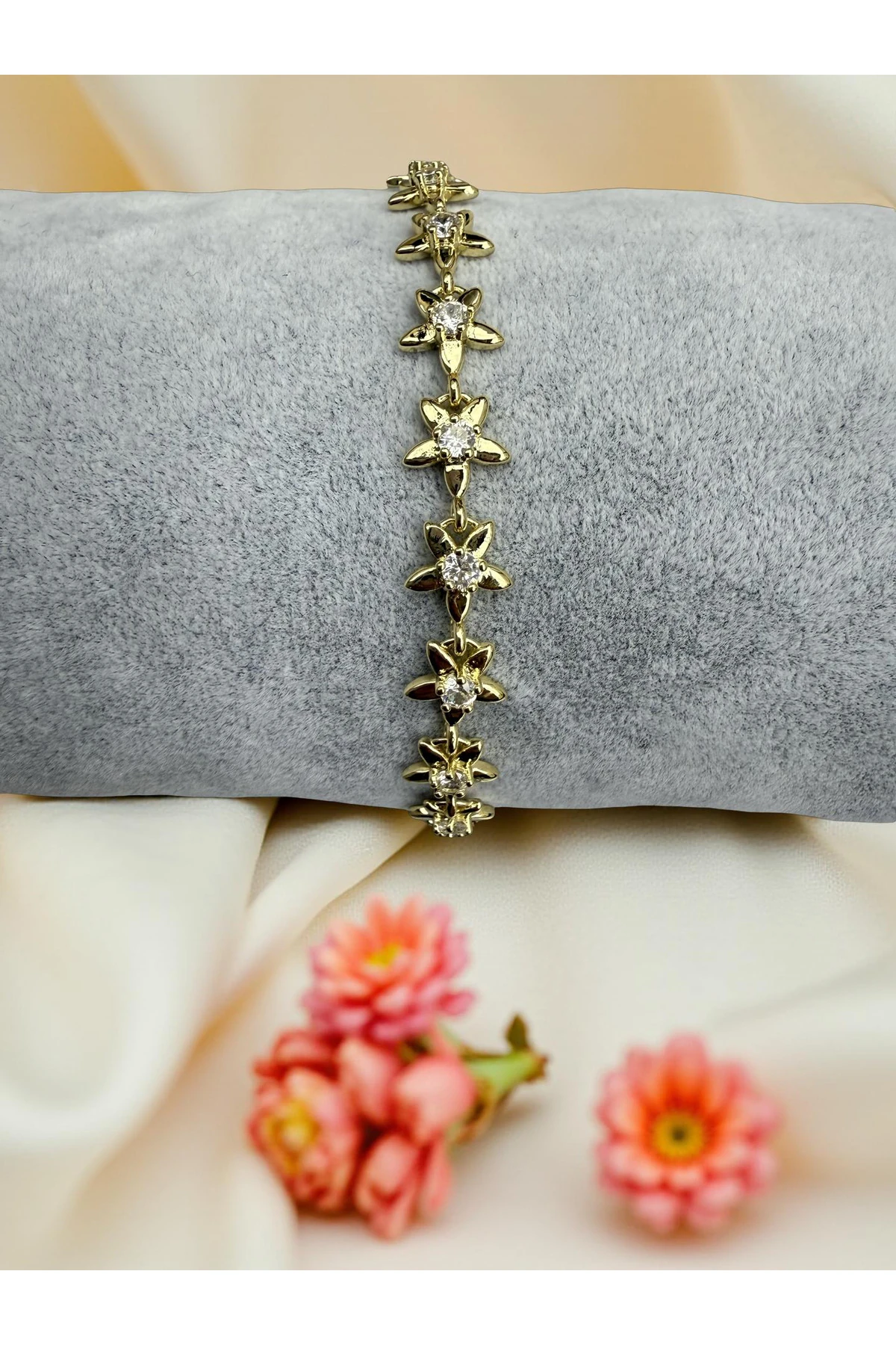 Gold Renk Çiçek Formlu Tek Taşlı Bileklik